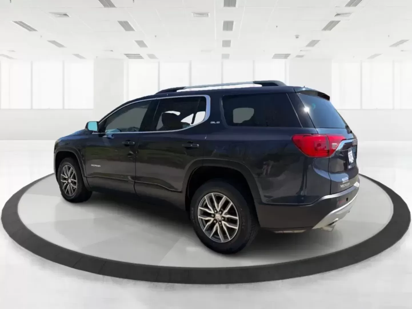 2018 GMC Acadia SLE-2 (1GKKNSLS0JZ) with an 3.6L V6 DOHC 24V engine, 6A transmission, located at 401 Woodman Dr, Riverside, OH, 45431, (937) 908-9800, 39.760899, -84.123421 - Load up the kids, the groceries, and the weekend plans-this 2018 GMC Acadia SLE-2 is the kind of SUV that makes busy life in and around Xenia feel easier. Whether you're commuting toward Dayton, juggling school drop-offs, or heading out for a road trip through Caesar Creek State Park, the Acadia del - Photo#3