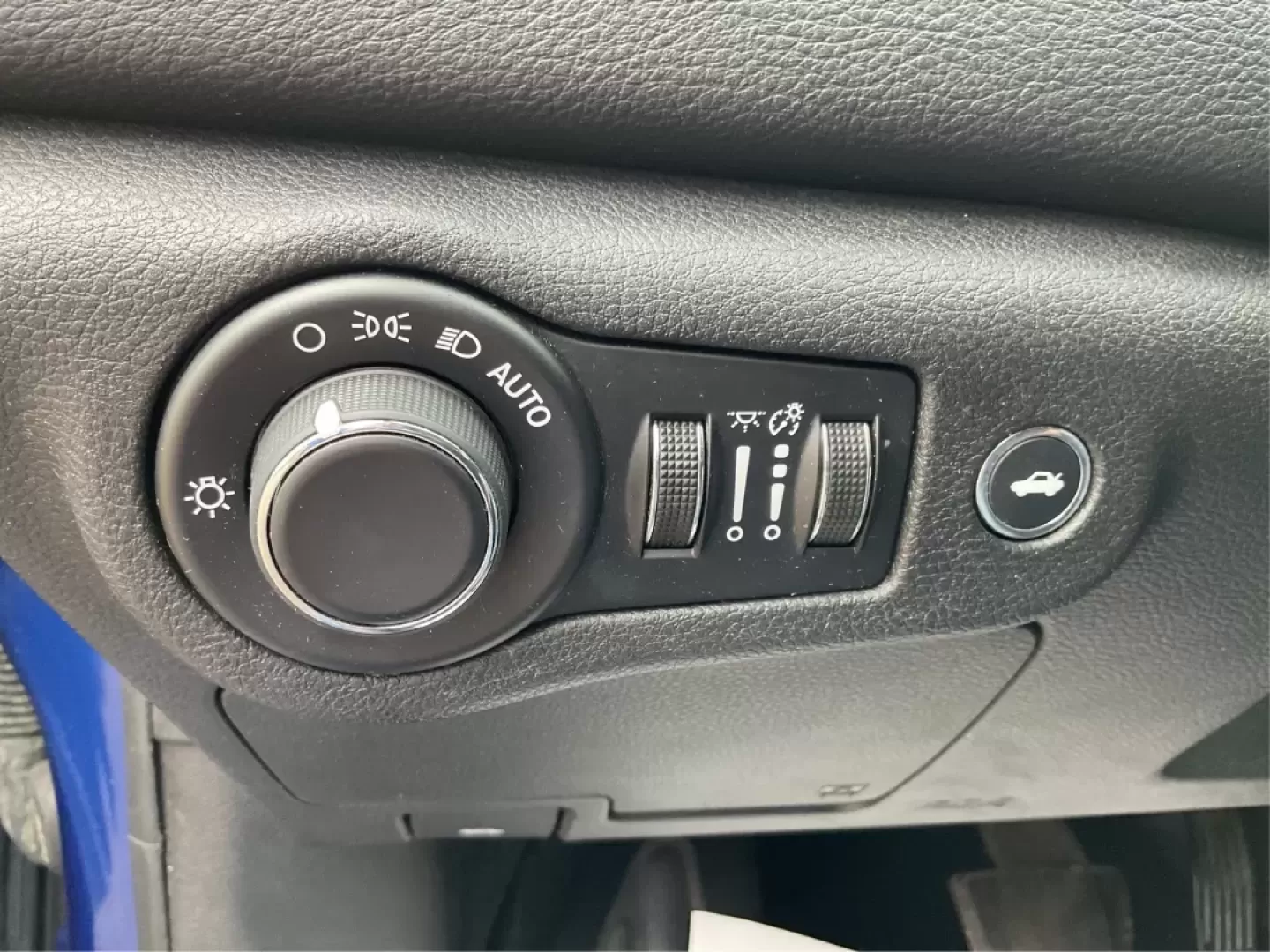 2015 Chrysler 200 Limited (1C3CCCAB9FN) with an 3.6L V-6 DOHC engine, located at 4508 South Dixie Dr, Moraine, OH, 45439, (937) 908-9800, 39.689976, -84.218452 - **Experience Comfort and Style with the 2015 Chrysler 200 Limited at Advantage Car and Credit**<br /> <br /> Are you in the market for a dependable sedan that suits both your daily commute and weekend adventures? Look no further! The 2015 Chrysler 200 Limited is the perfect blend of style, performan - Photo#17