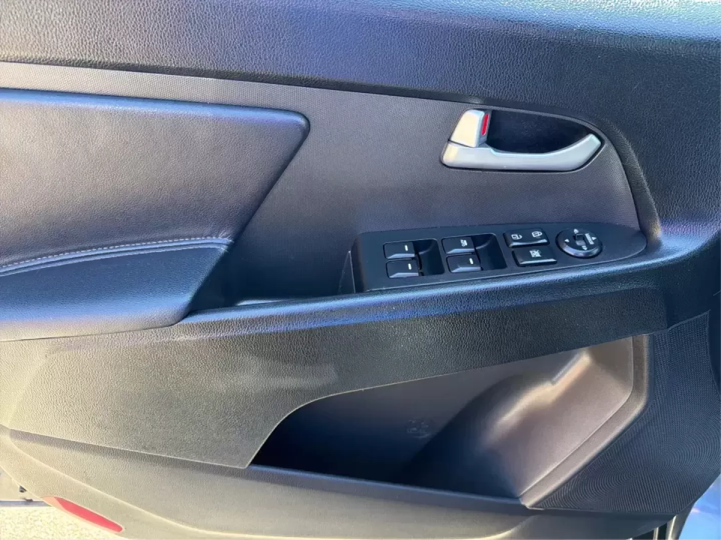 2012 Kia Sportage EX (KNDPC3A28C7) with an 2.4L I-4 DOHC engine, 6-Speed Automatic transmission, located at 880 E. National Road, Vandalia, OH, 45377, (937) 908-9800, 39.891918, -84.183594 - Picture your next week done right: an easy commute down I75, quick school drop-offs, a grocery run in the rain, and a spontaneous weekend trip to Taylorsville MetroPark-all in a compact SUV that feels comfortable, confident, and practical. This 2012 Kia Sportage EX in Twilight Blue is a smart fit fo - Photo#18