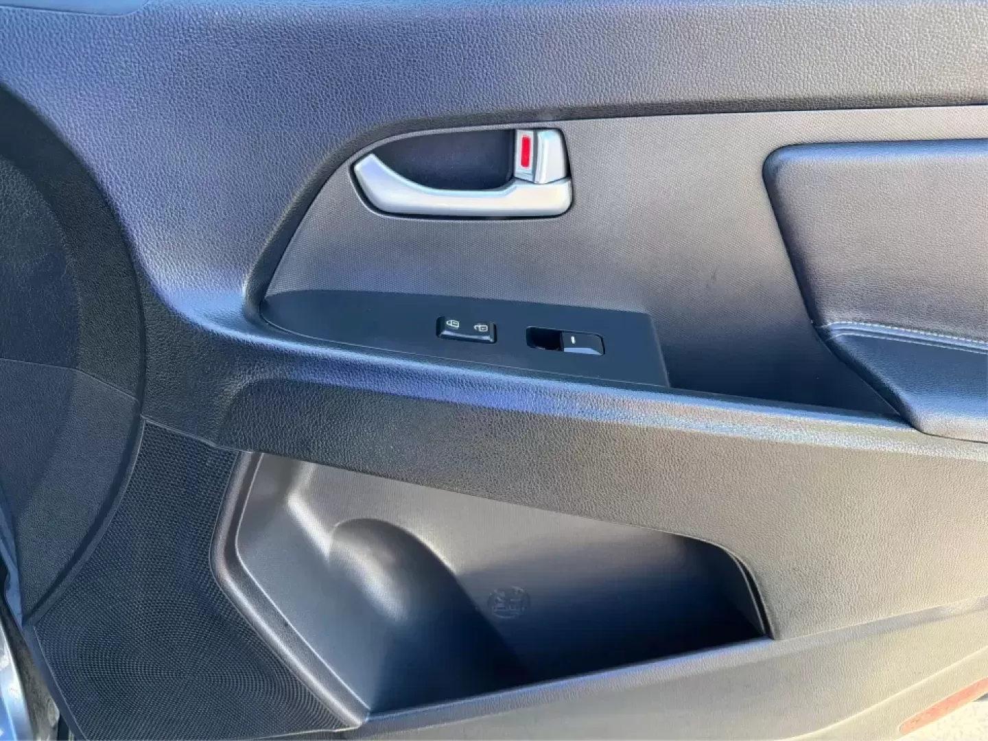 2012 Kia Sportage EX (KNDPC3A28C7) with an 2.4L I-4 DOHC engine, 6-Speed Automatic transmission, located at 880 E. National Road, Vandalia, OH, 45377, (937) 908-9800, 39.891918, -84.183594 - Picture your next week done right: an easy commute down I75, quick school drop-offs, a grocery run in the rain, and a spontaneous weekend trip to Taylorsville MetroPark-all in a compact SUV that feels comfortable, confident, and practical. This 2012 Kia Sportage EX in Twilight Blue is a smart fit fo - Photo#19