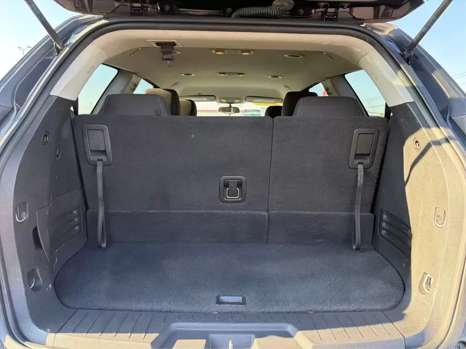 2017 Chevrolet Traverse 1LT (1GNKRGKD6HJ) with an 3.6L V-6 gasoline direct injection engine, 6A transmission, located at 8750 N County Rd 25A, Piqua, OH, 45356, (937) 908-9800, 40.164391, -84.232513 - Road trips to Indian Lake, busy school mornings, and comfortable daily commutes down I75 are exactly what this SUV was built for. If you need a three-row family hauler that still feels confident and composed on Ohio back roads, this **2017 Chevrolet Traverse 1LT** in **Tungsten Metallic** delivers t - Photo#12