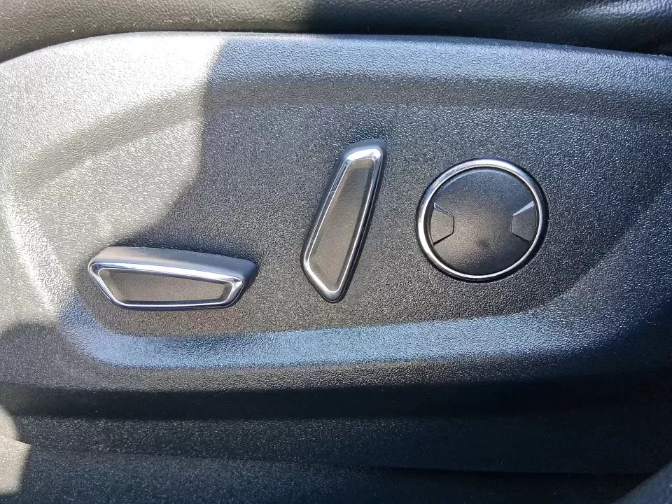 2017 Ford Edge Titanium (2FMPK4K85HB) with an 3.5L V6 DOHC 24V engine, 6A transmission, located at 1230 East Main St, Xenia, OH, 45385, (937) 908-9800, 39.688026, -83.910172 - Load up the family, point the hood toward a weekend escape, and enjoy the kind of comfort that makes long drives feel shorter-this 2017 Ford Edge Titanium is built for real life in and around Xenia. Whether you're commuting to Dayton, shuttling kids to activities, or planning a road trip to John Bry - Photo#18