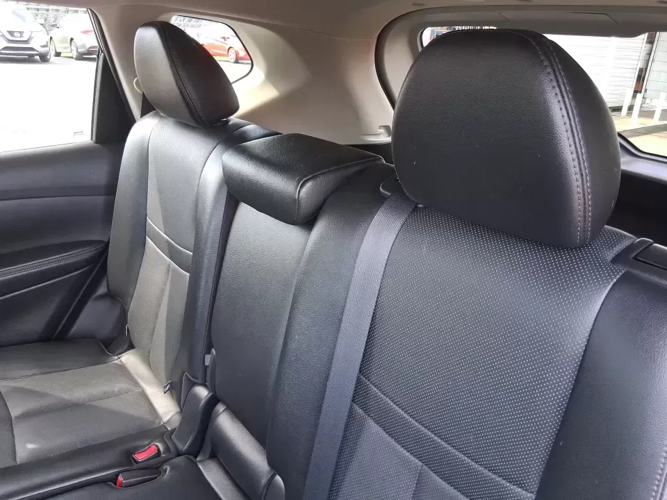 2015 Nissan Rogue SL (5N1AT2MVXFC) with an 2.5L I-4 DOHC engine, Continuously Variable Transmission transmission, located at 1230 East Main St, Xenia, OH, 45385, (937) 908-9800, 39.688026, -83.910172 - Picture your next Ohio weekend: loading up the kids and the cooler, merging onto US35 for a quick run to Wright-Patterson Air Force Base, or taking a scenic drive through John Bryan State Park-without stressing over winter weather, space, or comfort. This 2015 Nissan Rogue SL in Gun Metallic is the - Photo#10