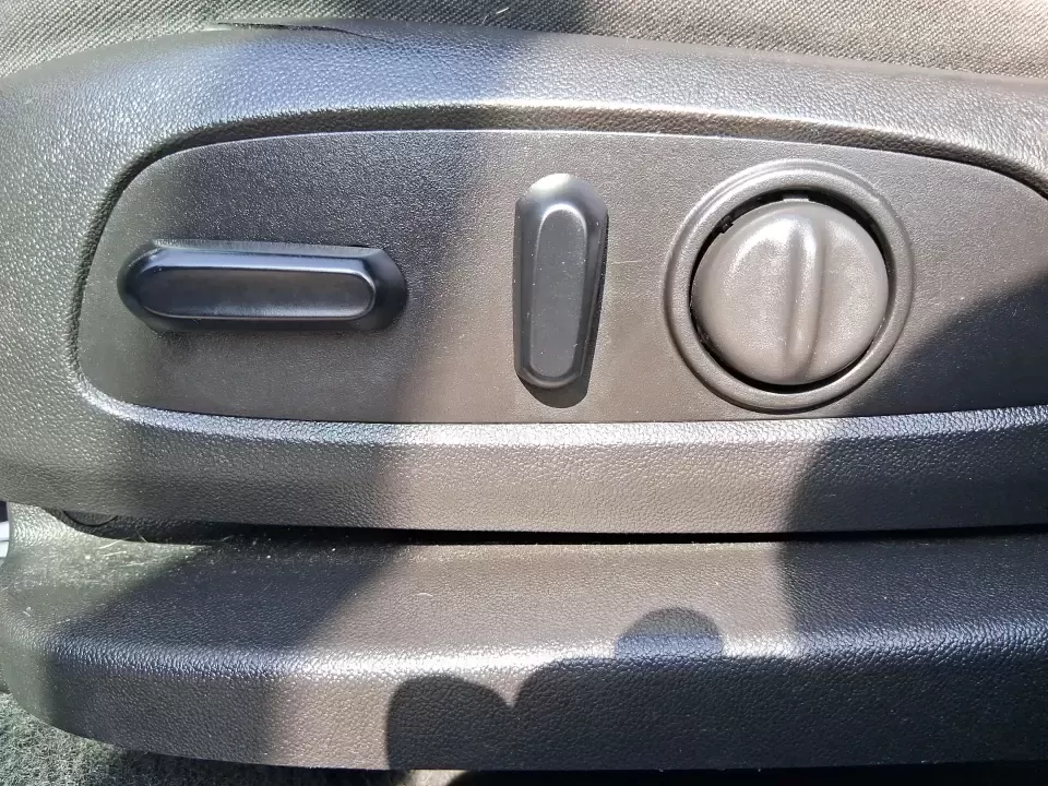 2018 Chevrolet Equinox LT (3GNAXSEV7JS) with an 1.5L I-4 gasoline direct injection engine, 6A transmission, located at 880 E. National Road, Vandalia, OH, 45377, (937) 908-9800, 39.891918, -84.183594 - Picture your next week: school drop-offs, a long commute up I-75, a grocery run through Vandalia, and a weekend escape to Taylorsville MetroPark-all handled in one comfortable, confidence-inspiring SUV. This 2018 Chevrolet Equinox LT in Nightfall Gray Metallic is built for real life, giving busy fam - Photo#18