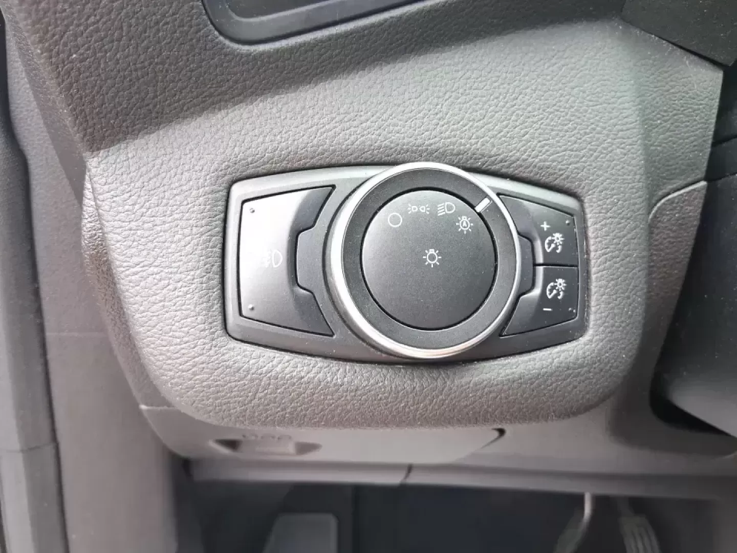 2015 Ford Escape SE (1FMCU9G91FU) with an 2.0L L4 DOHC 16V engine, 6-Speed Automatic transmission, located at 880 E. National Road, Vandalia, OH, 45377, (937) 908-9800, 39.891918, -84.183594 - Weekend getaways to Englewood MetroPark, snowy commutes down I75, and everyday school-and-grocery runs all feel easier when you've got an SUV that's sized right, confident in bad weather, and comfortable for the long haul. This **2015 Ford Escape SE 4WD** in **Ingot Silver** is a smart pick for driv - Photo#17