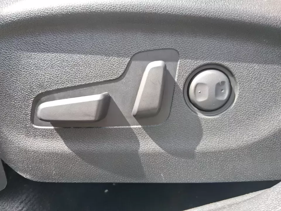 2016 Kia Sorento 2.4L LX (5XYPGDA34GG) with an 2.4L I-4 gasoline direct injection engine, 6-Speed Automatic transmission, located at 1230 East Main St, Xenia, OH, 45385, (937) 908-9800, 39.688026, -83.910172 - Ready for school drop-offs, I-75 commutes, and spontaneous weekend getaways to the Dayton area-this 2016 Kia Sorento LX is the kind of SUV that fits real life. With confident AWD capability, flexible seating, and everyday comfort, it's a smart pick for growing families, shift workers with long drive - Photo#17