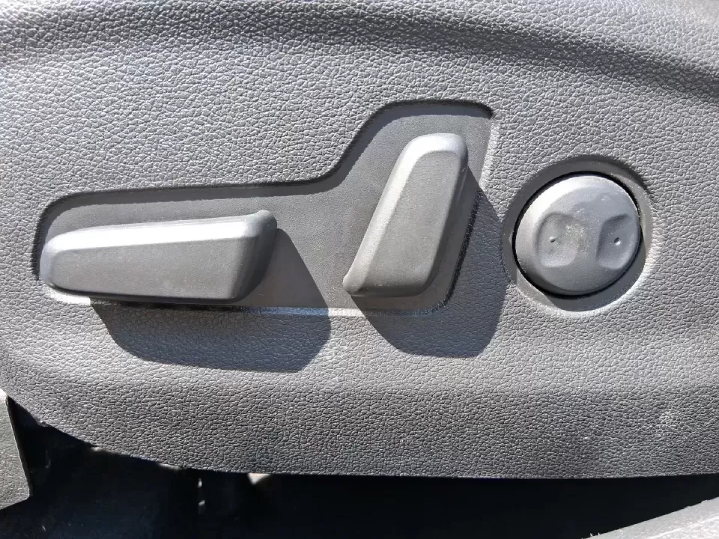 2018 Hyundai Tucson SEL Plus (KM8J33A4XJU) with an Nu 2L I-4 gasoline direct injection engine, 6A transmission, located at 880 E. National Road, Vandalia, OH, 45377, (937) 908-9800, 39.891918, -84.183594 - Need a do-it-all SUV that fits real life in Greene County-school runs, long commutes to Dayton, and weekend getaways to John Bryan State Park-without sacrificing comfort or confidence? This 2018 Hyundai Tucson SEL Plus in Coliseum Gray is built for drivers who want practical space, modern tech, and - Photo#17