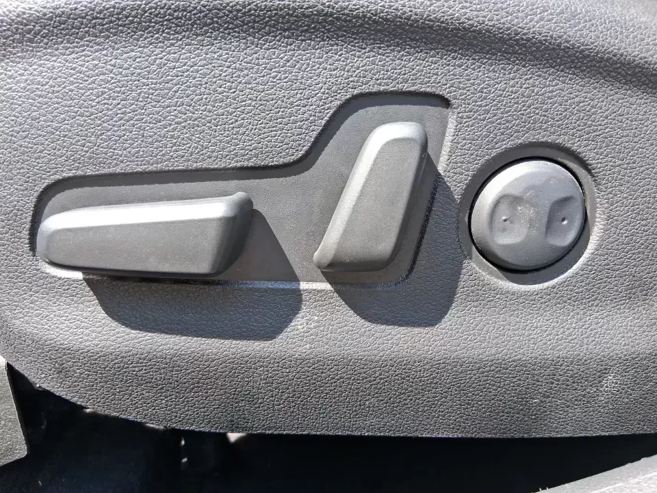 2018 Hyundai Tucson SEL Plus (KM8J33A4XJU) with an Nu 2L I-4 gasoline direct injection engine, 6A transmission, located at 1230 East Main St, Xenia, OH, 45385, (937) 908-9800, 39.688026, -83.910172 - Need a do-it-all SUV that fits real life in Greene County-school runs, long commutes to Dayton, and weekend getaways to John Bryan State Park-without sacrificing comfort or confidence? This 2018 Hyundai Tucson SEL Plus in Coliseum Gray is built for drivers who want practical space, modern tech, and - Photo#17