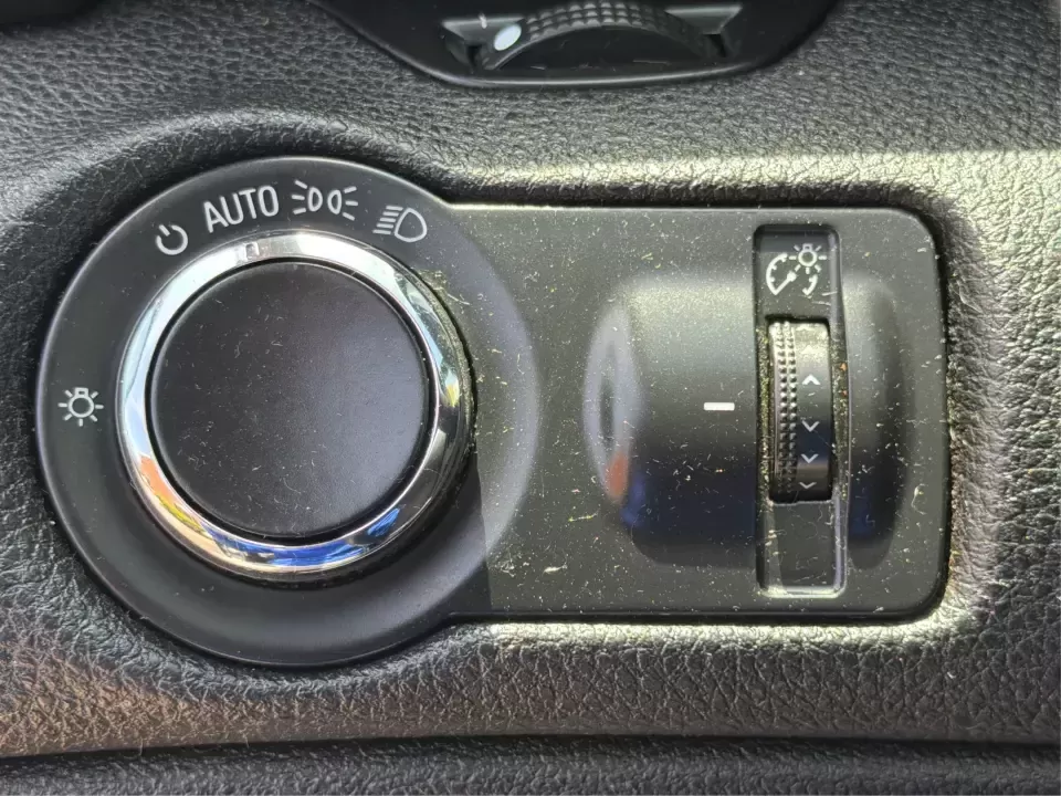 2015 Chevrolet Malibu 1LT (1G11C5SL5FF) with an ECOTEC 2.5L I-4 gasoline direct injection engine, 6-Speed Automatic transmission, located at 1951 S Dayton Lakeview Rd., New Carlisle, OH, 45344, (937) 908-9800, 39.890999, -84.050255 - Need a dependable, comfortable sedan for the daily commute between New Carlisle and Dayton, school drop-offs, or easy weekend getaways to Springfield? This 2015 Chevrolet Malibu 1LT is built for real-life driving-smooth on I70, easy to park around downtown New Carlisle, and efficient enough to keep - Photo#17