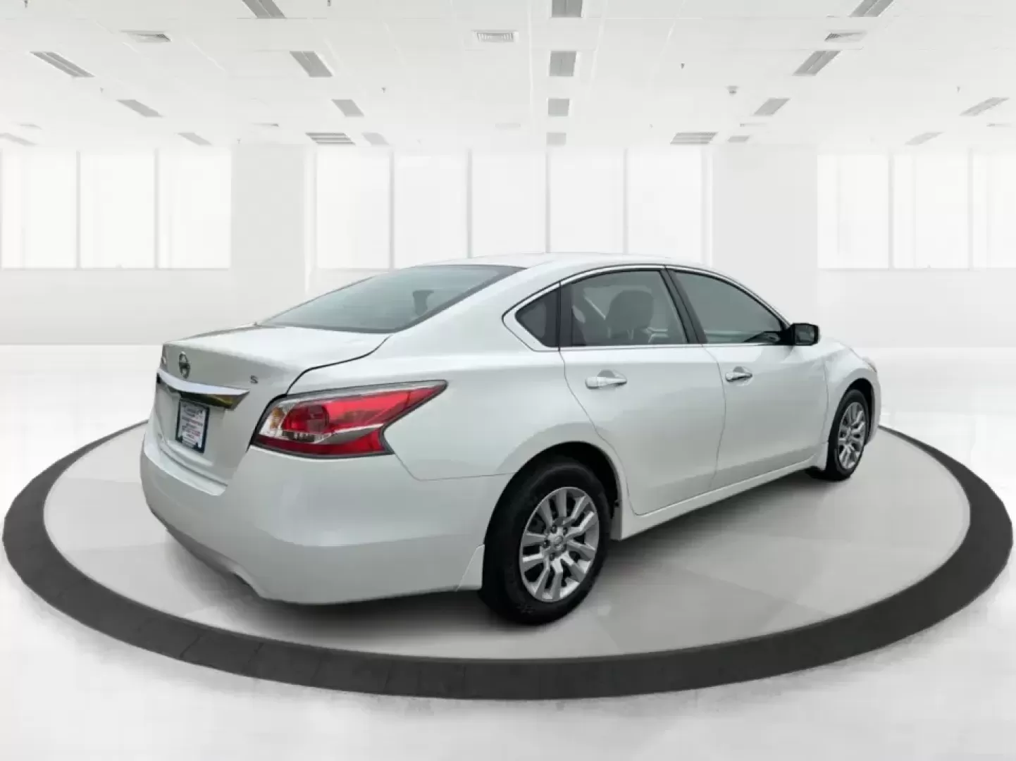 2015 Nissan Altima 2.5 S (1N4AL3AP9FC) with an 2.5L I-4 DOHC engine, Continuously Variable Transmission transmission, located at 1184 Kauffman Ave, Fairborn, OH, 45324, (937) 908-9800, 39.807072, -84.030914 - Need a dependable sedan for daily commuting between Fairborn and Dayton, campus runs to Wright State, or comfortable weekend drives out toward Yellow Springs? This **2015 Nissan Altima 2.5 S** delivers the kind of real-world practicality busy schedules demand-fuel-friendly performance, a roomy cabin - Photo#2