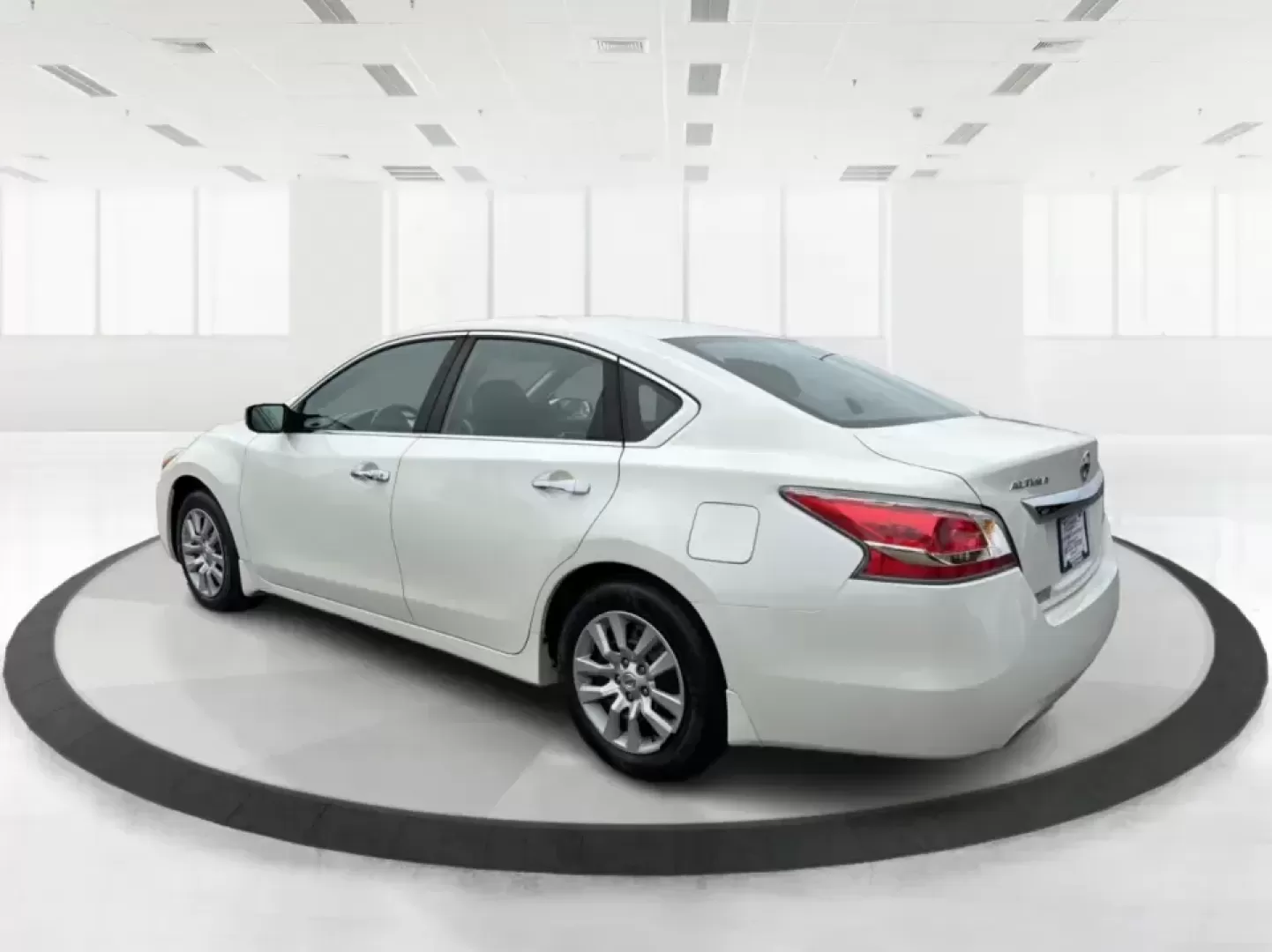 2015 Nissan Altima 2.5 S (1N4AL3AP9FC) with an 2.5L I-4 DOHC engine, Continuously Variable Transmission transmission, located at 1184 Kauffman Ave, Fairborn, OH, 45324, (937) 908-9800, 39.807072, -84.030914 - Need a dependable sedan for daily commuting between Fairborn and Dayton, campus runs to Wright State, or comfortable weekend drives out toward Yellow Springs? This **2015 Nissan Altima 2.5 S** delivers the kind of real-world practicality busy schedules demand-fuel-friendly performance, a roomy cabin - Photo#4
