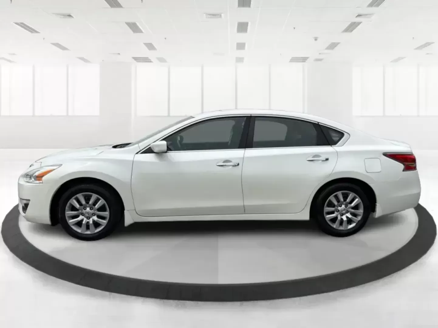 2015 Nissan Altima 2.5 S (1N4AL3AP9FC) with an 2.5L I-4 DOHC engine, Continuously Variable Transmission transmission, located at 1184 Kauffman Ave, Fairborn, OH, 45324, (937) 908-9800, 39.807072, -84.030914 - Need a dependable sedan for daily commuting between Fairborn and Dayton, campus runs to Wright State, or comfortable weekend drives out toward Yellow Springs? This **2015 Nissan Altima 2.5 S** delivers the kind of real-world practicality busy schedules demand-fuel-friendly performance, a roomy cabin - Photo#5