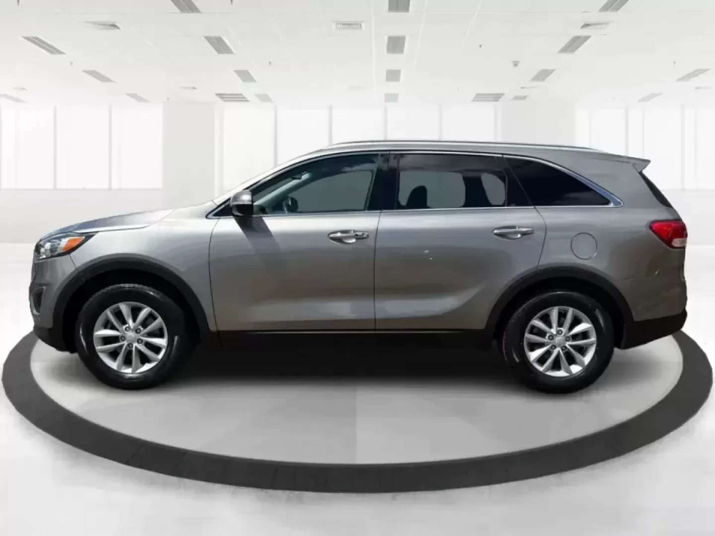 2017 Kia Sorento 2.4L LX (5XYPG4A38HG) with an 2.4L I-4 gasoline direct injection engine, 6A transmission, located at 8750 N County Rd 25A, Piqua, OH, 45356, (937) 908-9800, 40.164391, -84.232513 - Weekend road trips to Indian Lake, daily school drop-offs, and long commutes up I75 feel a lot easier when your SUV has real space, confident handling, and comfort features that keep everyone happy. This **2017 Kia Sorento LX (2.4L)** in **Platinum Graphite** is a practical, do-it-all **SUV** that f - Photo#5