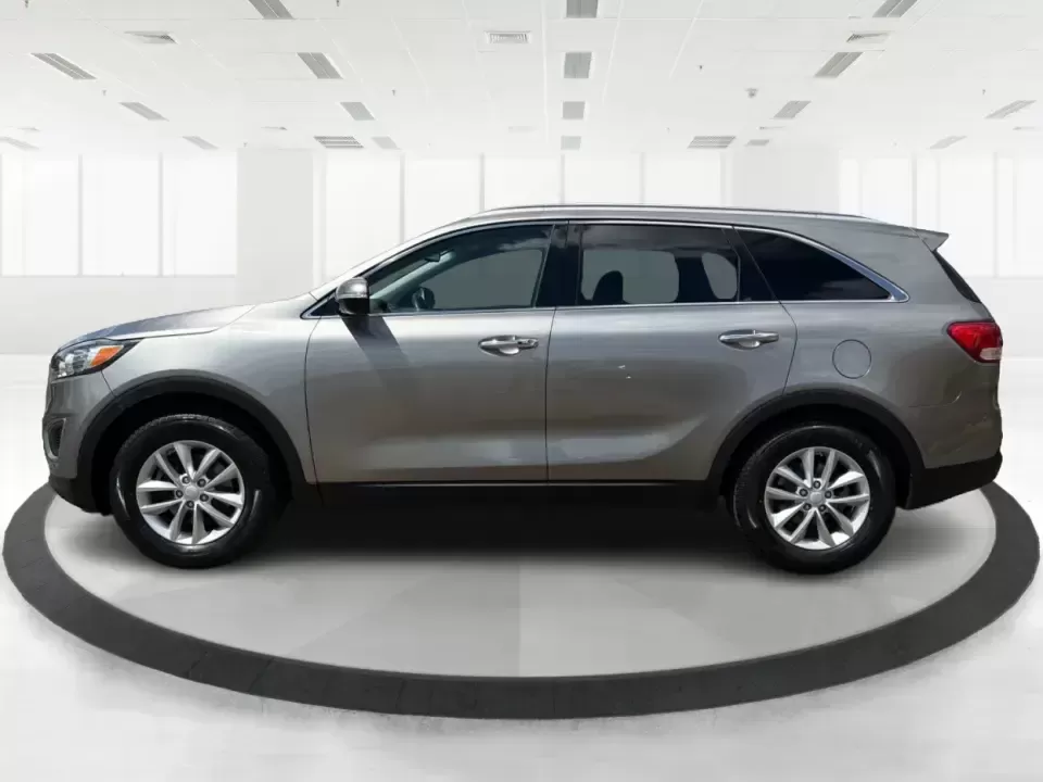 2017 Kia Sorento 2.4L LX (5XYPG4A38HG) with an 2.4L I-4 gasoline direct injection engine, 6A transmission, located at 8750 N County Rd 25A, Piqua, OH, 45356, (937) 908-9800, 40.164391, -84.232513 - Weekend road trips to Indian Lake, daily school drop-offs, and long commutes up I75 feel a lot easier when your SUV has real space, confident handling, and comfort features that keep everyone happy. This **2017 Kia Sorento LX (2.4L)** in **Platinum Graphite** is a practical, do-it-all **SUV** that f - Photo#5
