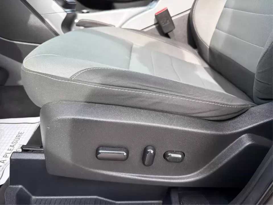 2016 Ford Escape SE (1FMCU0G75GU) with an 2.5L L4 DOHC 16V engine, 6-Speed Automatic transmission, located at 1099 N County Rd 25A , Troy, OH, 45373, (937) 908-9800, 40.057079, -84.212883 - Whether you're juggling school drop-offs, commuting up I75, or planning a weekend run to the Miami County Fairgrounds, this 2016 Ford Escape SE is the kind of practical SUV that fits real-life Troy, Ohio routines. With a versatile cabin, confident road manners, and easy-to-live-with features, it's a - Photo#18