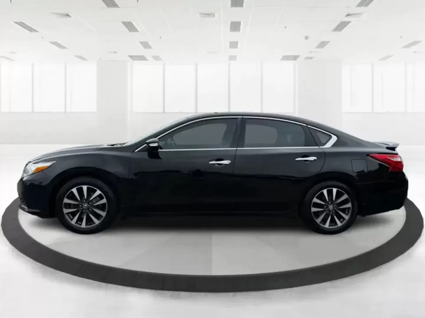 2016 Nissan Altima 2.5 SL (1N4AL3AP1GC) with an 2.5L I-4 DOHC engine, CVT transmission, located at 880 E. National Road, Vandalia, OH, 45377, (937) 908-9800, 39.891918, -84.183594 - Whether you're a Dayton-area commuter stacking highway miles, a busy parent shuttling kids between school and practice, or a weekend road-trip planner who wants comfort without overspending, this **2016 Nissan Altima 2.5 SL** is built for real life. With a sleek **Super Black** exterior and an upsca - Photo#5