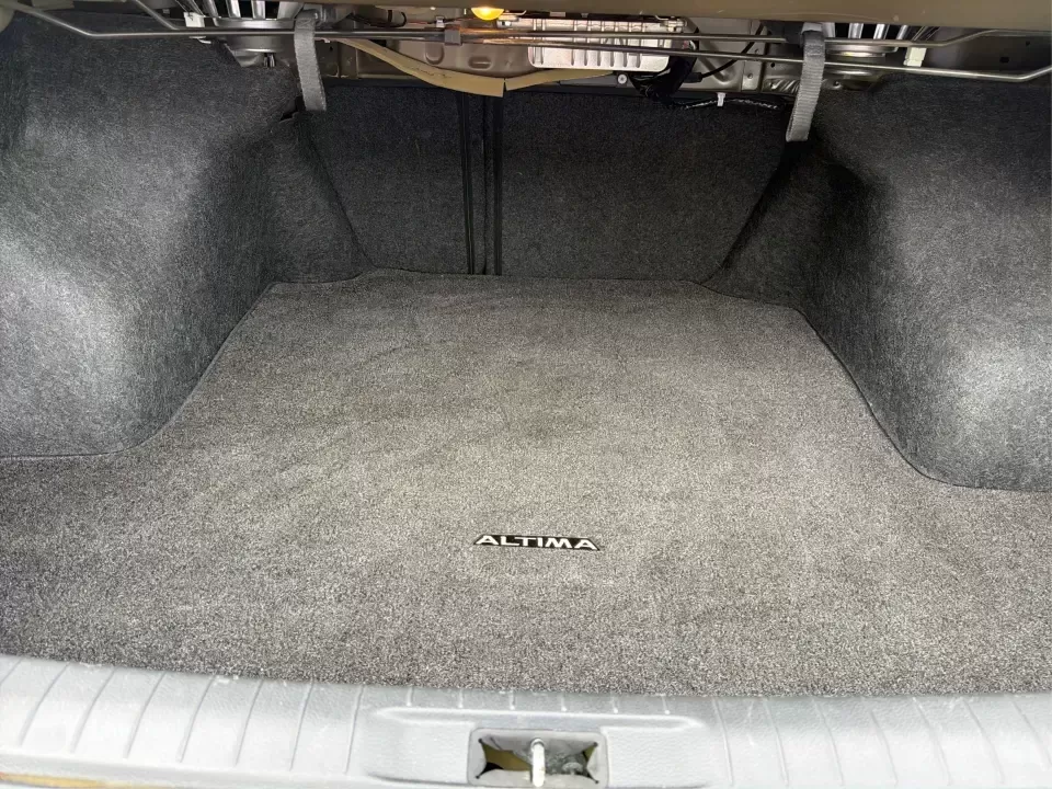 2016 Nissan Altima 2.5 SL (1N4AL3AP1GC) with an 2.5L I-4 DOHC engine, CVT transmission, located at 880 E. National Road, Vandalia, OH, 45377, (937) 908-9800, 39.891918, -84.183594 - Whether you're a Dayton-area commuter stacking highway miles, a busy parent shuttling kids between school and practice, or a weekend road-trip planner who wants comfort without overspending, this **2016 Nissan Altima 2.5 SL** is built for real life. With a sleek **Super Black** exterior and an upsca - Photo#12