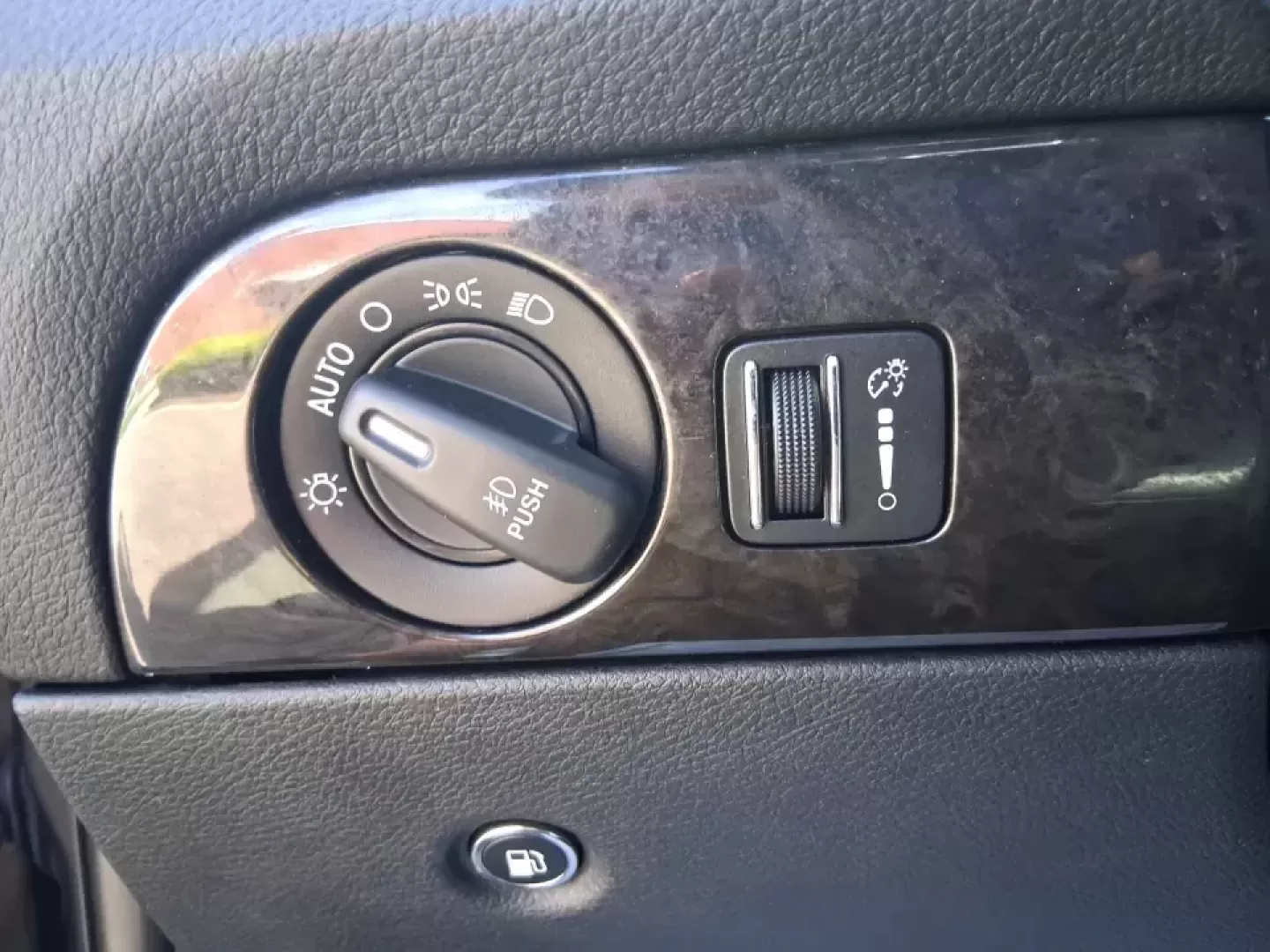 2015 Dodge Durango Limited (1C4RDJDG7FC) with an 3.6L V6 DOHC 24V engine, 8-Speed Automatic transmission, located at 880 E. National Road, Vandalia, OH, 45377, (937) 908-9800, 39.891918, -84.183594 - Pack up the kids, load the cargo, and point the nose toward your next weekend getaway-this 2015 Dodge Durango Limited is built for real life in West Central Ohio. Whether you're shuttling a growing family to practice, commuting up I75, or planning a road trip to Indian Lake, the Durango delivers the - Photo#17