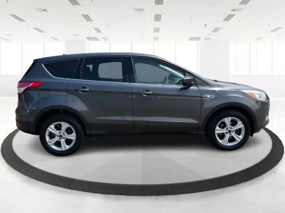 2016 Ford Escape SE (1FMCU0G77GU) with an 2.5L L4 DOHC 16V engine, 6-Speed Automatic transmission, located at 4508 South Dixie Dr, Moraine, OH, 45439, (937) 908-9800, 39.689976, -84.218452 - Whether you're commuting up and down South Dixie Drive, running errands between Moraine and Dayton, or packing up for a weekend getaway, this 2016 Ford Escape SE is the kind of practical SUV that fits real life. It's easy to park, comfortable for daily driving, and versatile enough for everything fr - Photo#1