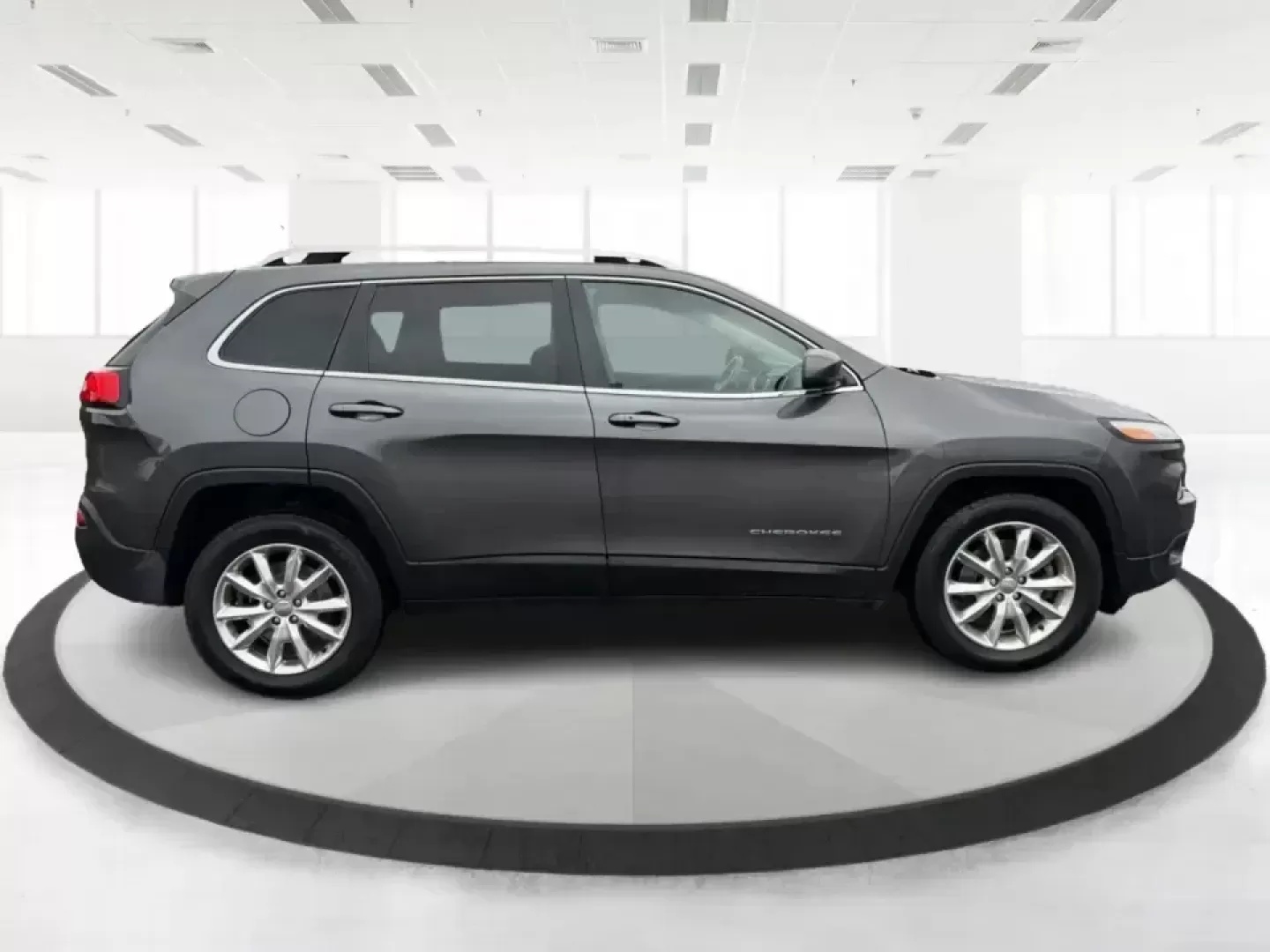 2015 Jeep Cherokee Limited (1C4PJMDS6FW) with an 3.2L V6 DOHC 24V engine, 9-Speed Automatic transmission, located at 1230 East Main St, Xenia, OH, 45385, (937) 908-9800, 39.688026, -83.910172 - Weekend escapes to John Bryan State Park, daily commutes down I70, or school-and-sports runs around Riverside-this 2015 Jeep Cherokee Limited is built for the kind of life that doesn't stay parked. With SUV comfort, confident capability, and upscale features, it's a smart fit for drivers who want on - Photo#1