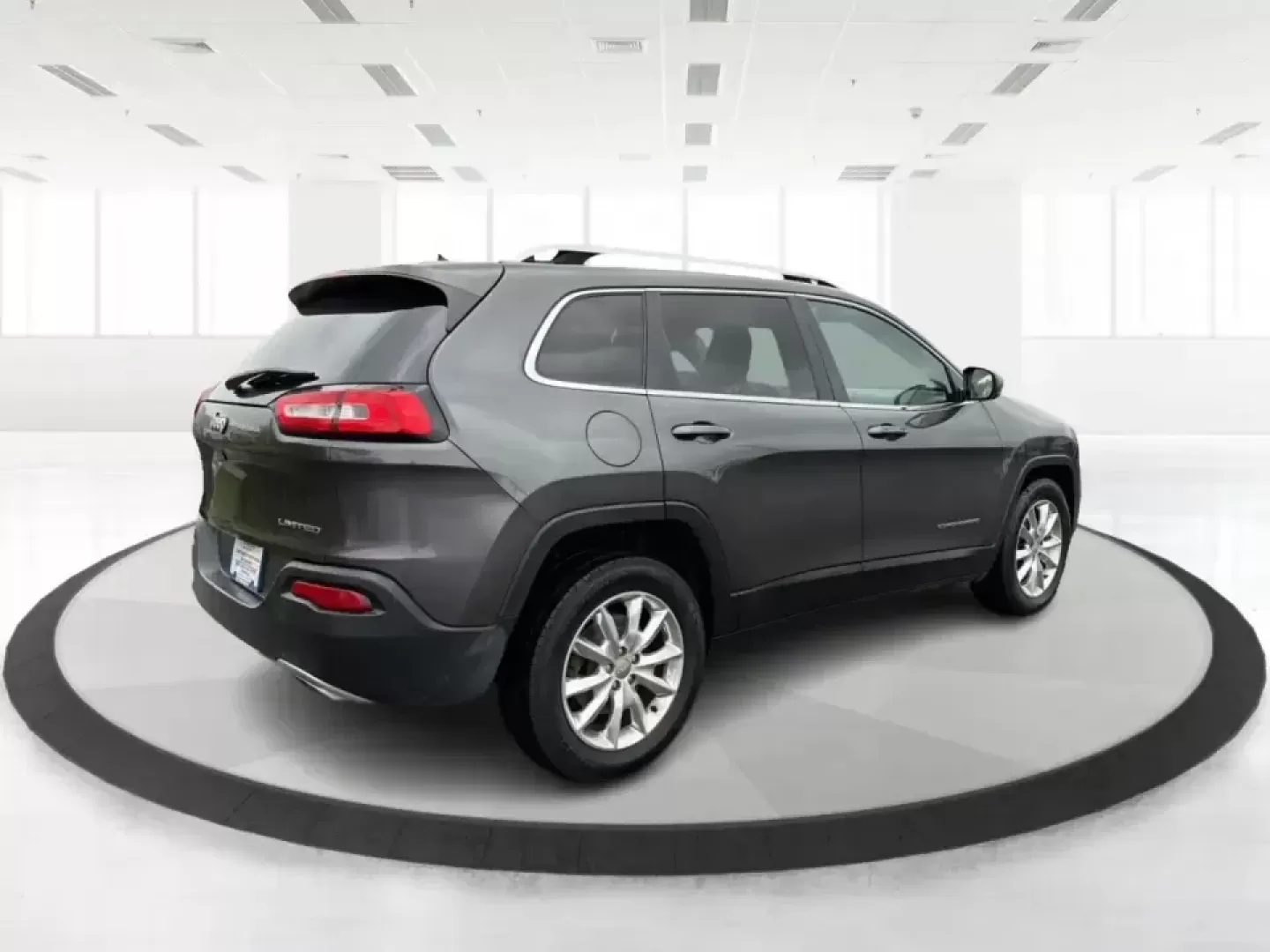 2015 Jeep Cherokee Limited (1C4PJMDS6FW) with an 3.2L V6 DOHC 24V engine, 9-Speed Automatic transmission, located at 1230 East Main St, Xenia, OH, 45385, (937) 908-9800, 39.688026, -83.910172 - Weekend escapes to John Bryan State Park, daily commutes down I70, or school-and-sports runs around Riverside-this 2015 Jeep Cherokee Limited is built for the kind of life that doesn't stay parked. With SUV comfort, confident capability, and upscale features, it's a smart fit for drivers who want on - Photo#2