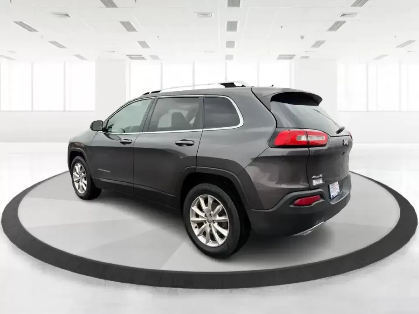 2015 Jeep Cherokee Limited (1C4PJMDS6FW) with an 3.2L V6 DOHC 24V engine, 9-Speed Automatic transmission, located at 1230 East Main St, Xenia, OH, 45385, (937) 908-9800, 39.688026, -83.910172 - Weekend escapes to John Bryan State Park, daily commutes down I70, or school-and-sports runs around Riverside-this 2015 Jeep Cherokee Limited is built for the kind of life that doesn't stay parked. With SUV comfort, confident capability, and upscale features, it's a smart fit for drivers who want on - Photo#4