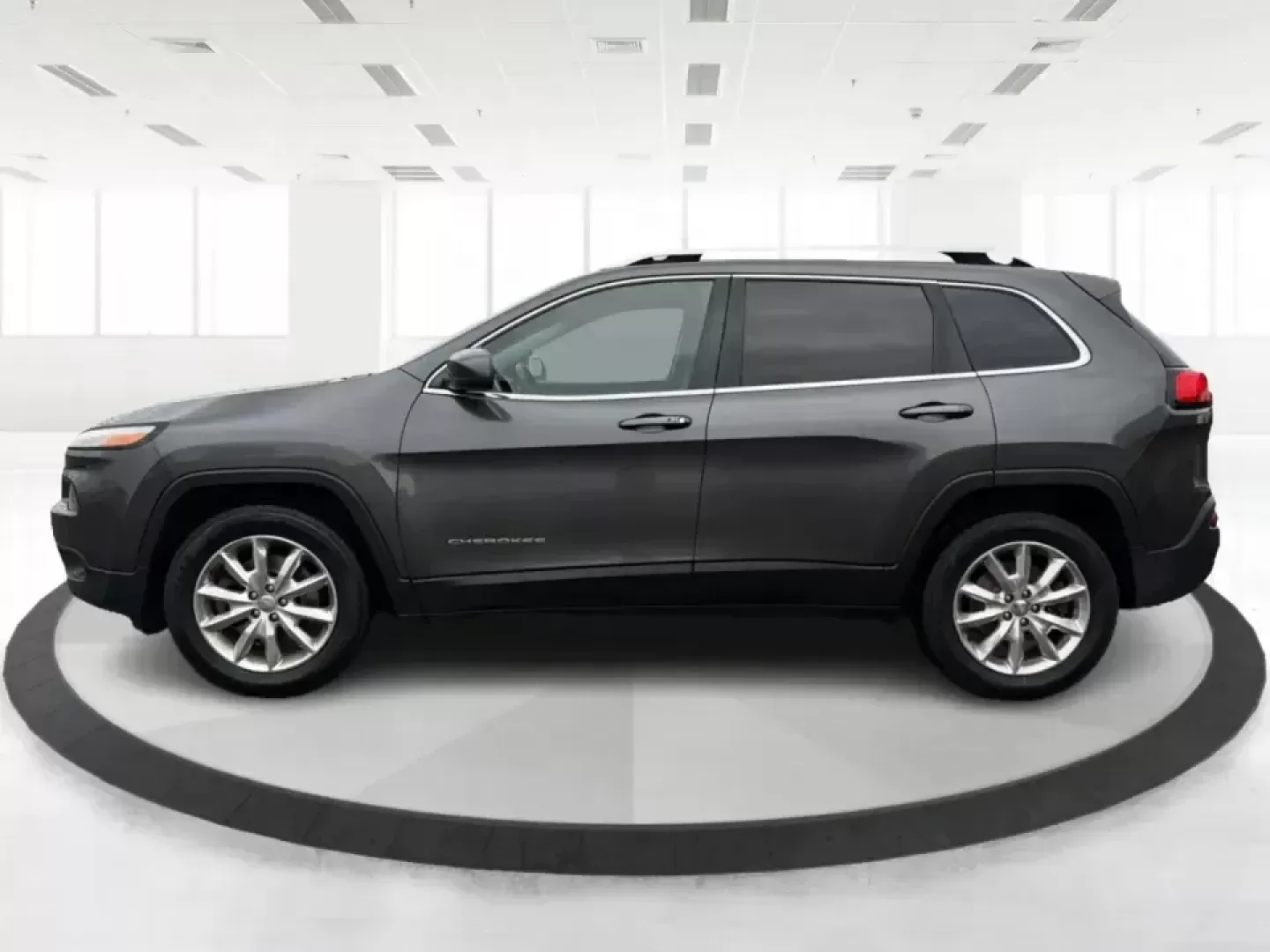 2015 Jeep Cherokee Limited (1C4PJMDS6FW) with an 3.2L V6 DOHC 24V engine, 9-Speed Automatic transmission, located at 1230 East Main St, Xenia, OH, 45385, (937) 908-9800, 39.688026, -83.910172 - Weekend escapes to John Bryan State Park, daily commutes down I70, or school-and-sports runs around Riverside-this 2015 Jeep Cherokee Limited is built for the kind of life that doesn't stay parked. With SUV comfort, confident capability, and upscale features, it's a smart fit for drivers who want on - Photo#5