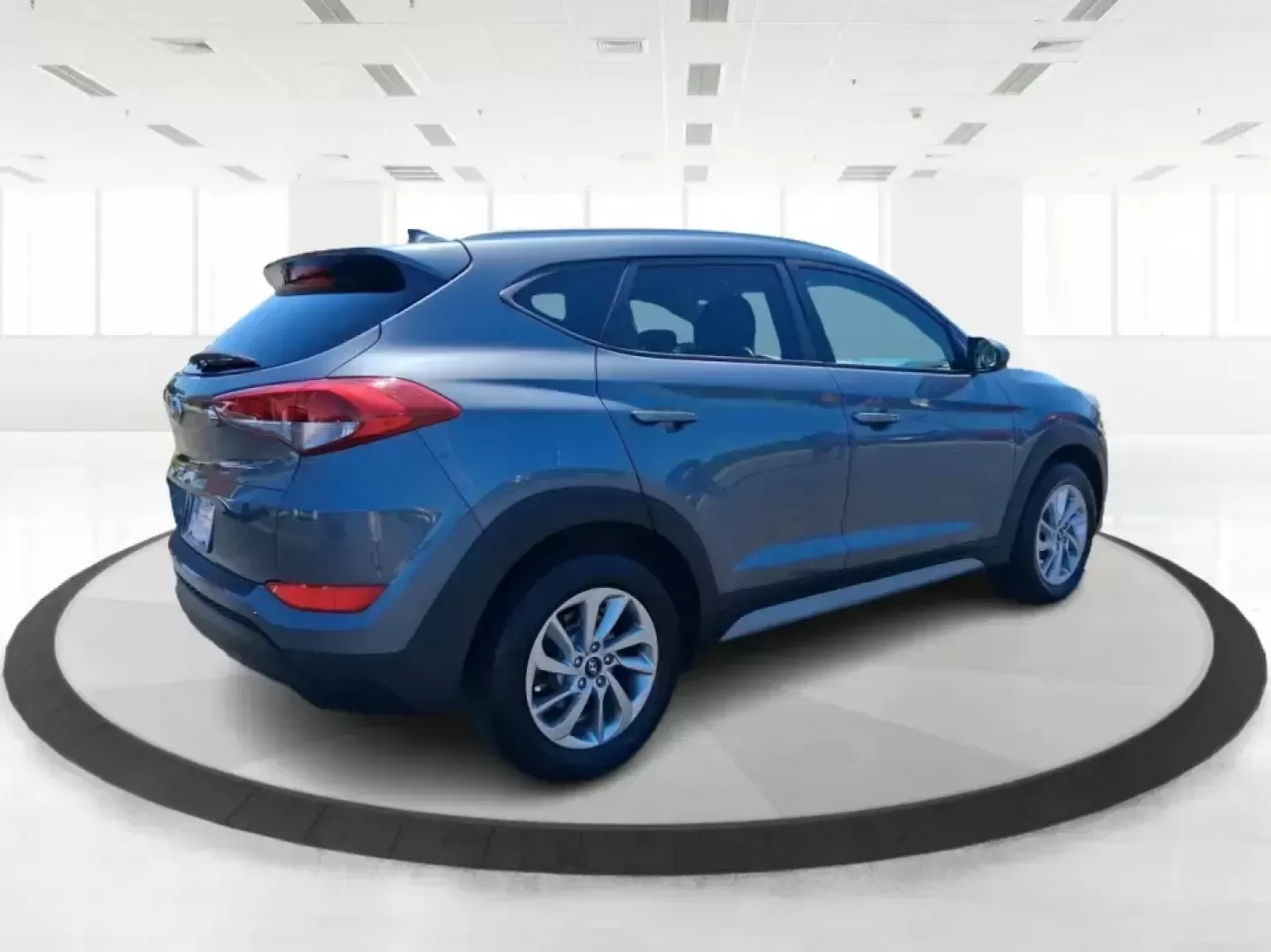 2018 Hyundai Tucson SEL (KM8J33A43JU) with an Nu 2L I-4 gasoline direct injection engine, 6A transmission, located at 4508 South Dixie Dr, Moraine, OH, 45439, (937) 908-9800, 39.689976, -84.218452 - Need a practical SUV that fits real life in the Miami Valley-school runs, I-75 commutes, and weekend getaways to Cox Arboretum or Carillon Historical Park? This 2018 Hyundai Tucson SEL in Coliseum Gray is a smart, comfortable choice for drivers who want SUV versatility without the bulky feel, and it - Photo#2