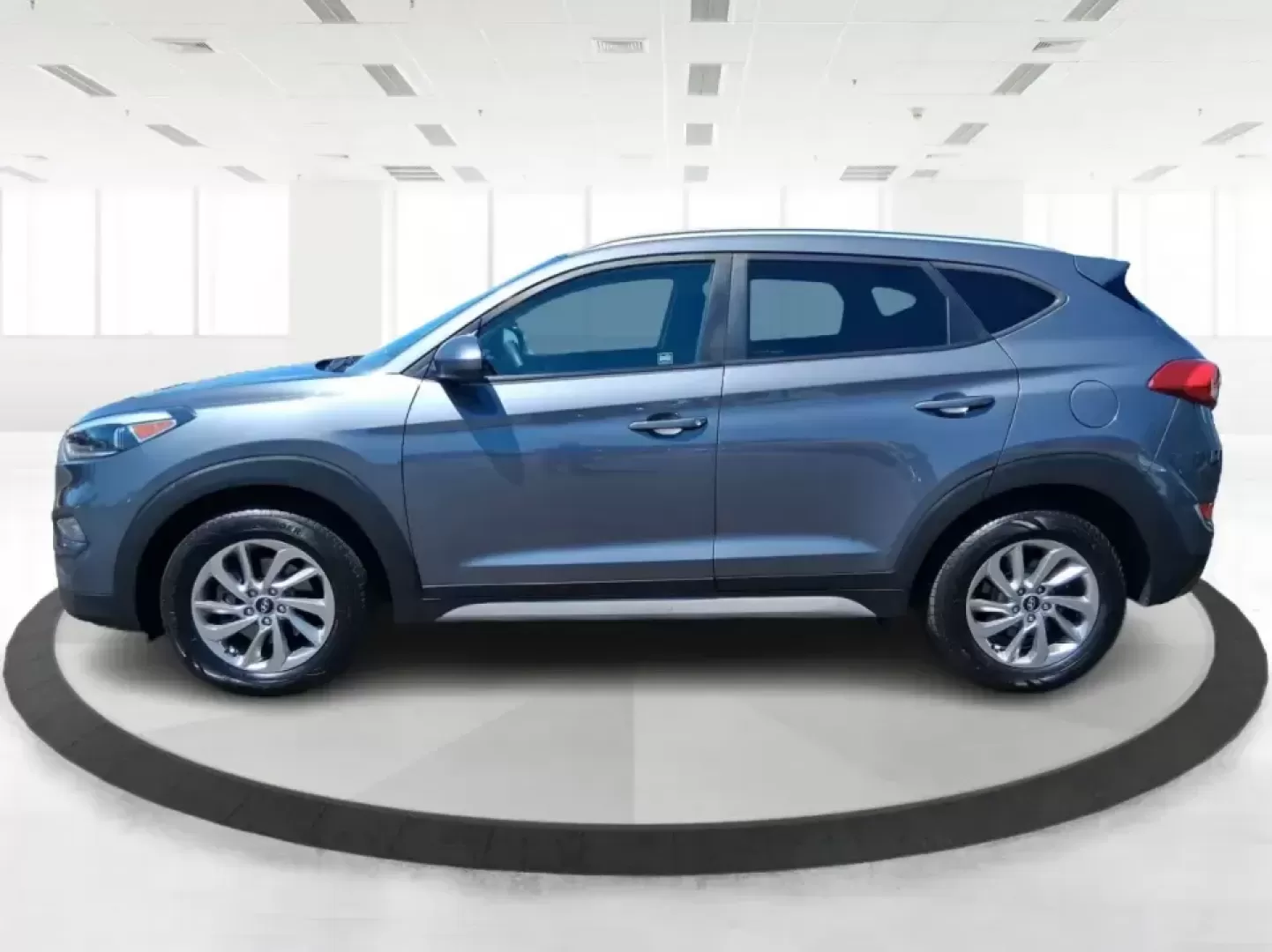 2018 Hyundai Tucson SEL (KM8J33A43JU) with an Nu 2L I-4 gasoline direct injection engine, 6A transmission, located at 4508 South Dixie Dr, Moraine, OH, 45439, (937) 908-9800, 39.689976, -84.218452 - Need a practical SUV that fits real life in the Miami Valley-school runs, I-75 commutes, and weekend getaways to Cox Arboretum or Carillon Historical Park? This 2018 Hyundai Tucson SEL in Coliseum Gray is a smart, comfortable choice for drivers who want SUV versatility without the bulky feel, and it - Photo#5