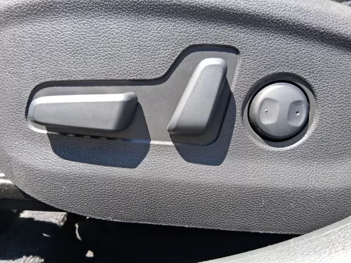 2018 Hyundai Tucson SEL (KM8J33A43JU) with an Nu 2L I-4 gasoline direct injection engine, 6A transmission, located at 4508 South Dixie Dr, Moraine, OH, 45439, (937) 908-9800, 39.689976, -84.218452 - Need a practical SUV that fits real life in the Miami Valley-school runs, I-75 commutes, and weekend getaways to Cox Arboretum or Carillon Historical Park? This 2018 Hyundai Tucson SEL in Coliseum Gray is a smart, comfortable choice for drivers who want SUV versatility without the bulky feel, and it - Photo#17