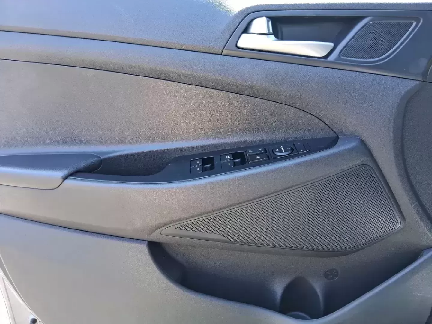 2018 Hyundai Tucson SEL (KM8J33A43JU) with an Nu 2L I-4 gasoline direct injection engine, 6A transmission, located at 4508 South Dixie Dr, Moraine, OH, 45439, (937) 908-9800, 39.689976, -84.218452 - Need a practical SUV that fits real life in the Miami Valley-school runs, I-75 commutes, and weekend getaways to Cox Arboretum or Carillon Historical Park? This 2018 Hyundai Tucson SEL in Coliseum Gray is a smart, comfortable choice for drivers who want SUV versatility without the bulky feel, and it - Photo#18