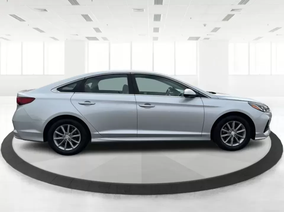 2018 Hyundai Sonata SE (5NPE24AF2JH) with an 2.4L I-4 gasoline direct injection engine, 7A transmission, located at 1230 East Main St, Xenia, OH, 45385, (937) 908-9800, 39.688026, -83.910172 - Need a dependable sedan for the daily commute from Xenia to Beavercreek, Wright-Patterson, or Downtown Dayton-without giving up comfort for weekend plans? This 2018 Hyundai Sonata SE in Symphony Silver is a practical, road-trip-ready midsize sedan that fits real life: school drop-offs, long work dri - Photo#1