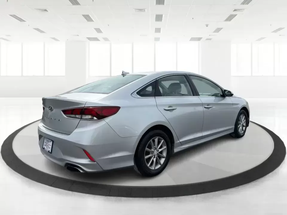 2018 Hyundai Sonata SE (5NPE24AF2JH) with an 2.4L I-4 gasoline direct injection engine, 7A transmission, located at 1230 East Main St, Xenia, OH, 45385, (937) 908-9800, 39.688026, -83.910172 - Need a dependable sedan for the daily commute from Xenia to Beavercreek, Wright-Patterson, or Downtown Dayton-without giving up comfort for weekend plans? This 2018 Hyundai Sonata SE in Symphony Silver is a practical, road-trip-ready midsize sedan that fits real life: school drop-offs, long work dri - Photo#2