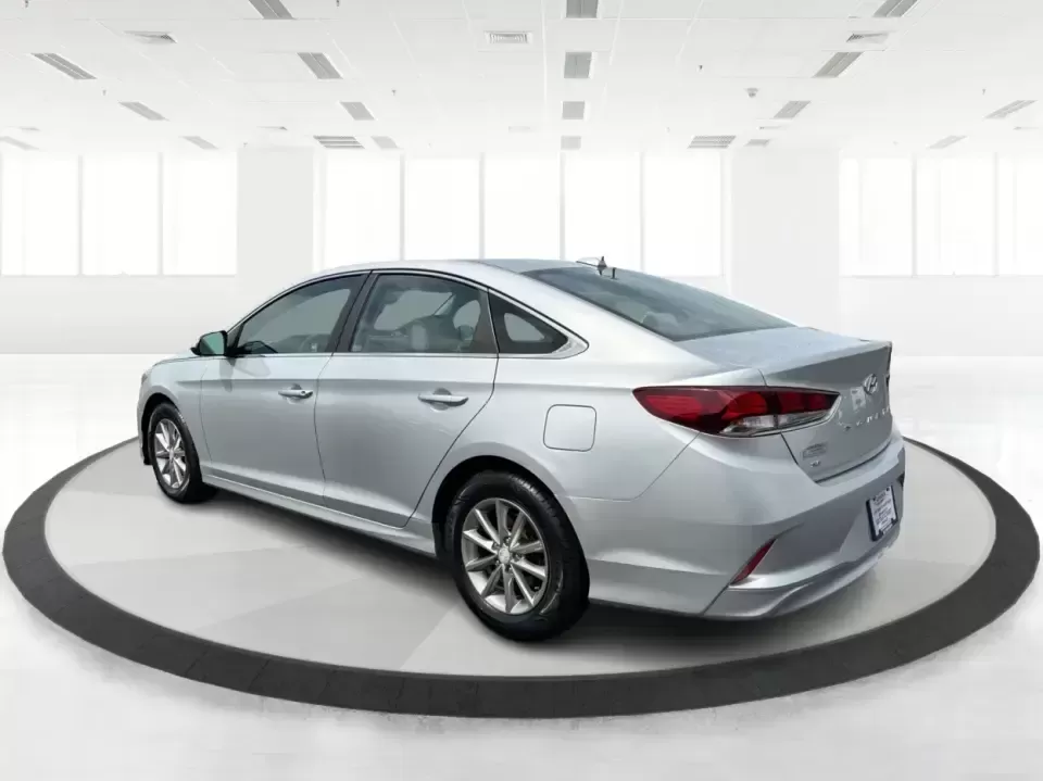 2018 Hyundai Sonata SE (5NPE24AF2JH) with an 2.4L I-4 gasoline direct injection engine, 7A transmission, located at 1230 East Main St, Xenia, OH, 45385, (937) 908-9800, 39.688026, -83.910172 - Need a dependable sedan for the daily commute from Xenia to Beavercreek, Wright-Patterson, or Downtown Dayton-without giving up comfort for weekend plans? This 2018 Hyundai Sonata SE in Symphony Silver is a practical, road-trip-ready midsize sedan that fits real life: school drop-offs, long work dri - Photo#4
