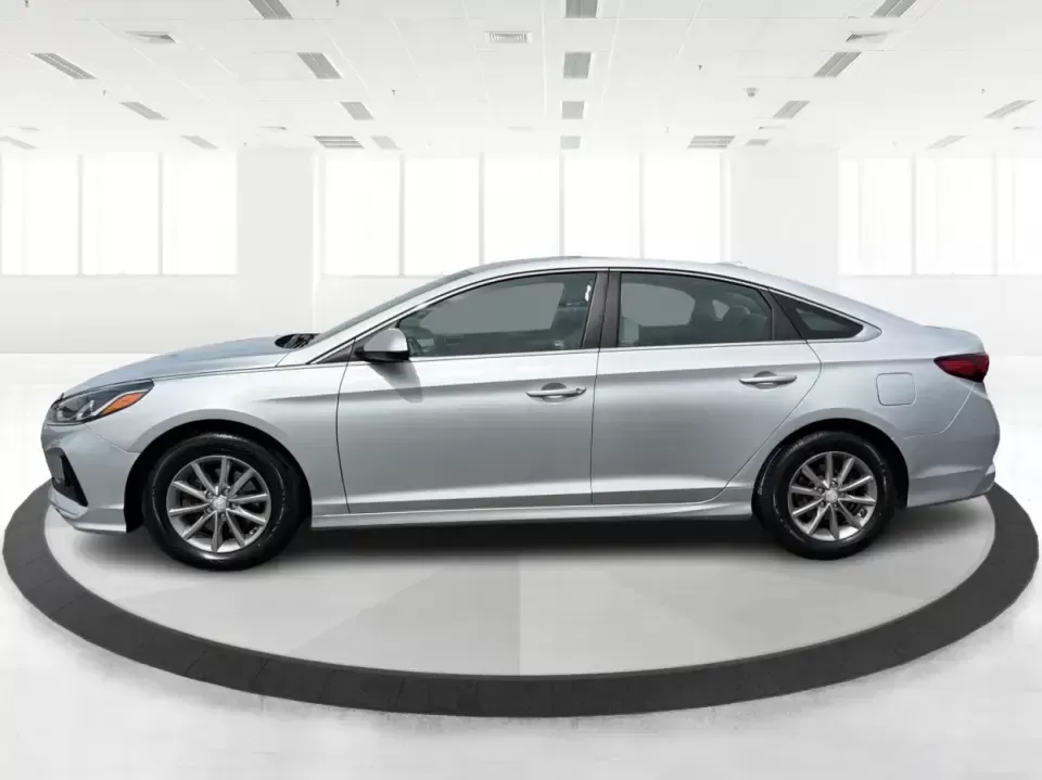 2018 Hyundai Sonata SE (5NPE24AF2JH) with an 2.4L I-4 gasoline direct injection engine, 7A transmission, located at 1230 East Main St, Xenia, OH, 45385, (937) 908-9800, 39.688026, -83.910172 - Need a dependable sedan for the daily commute from Xenia to Beavercreek, Wright-Patterson, or Downtown Dayton-without giving up comfort for weekend plans? This 2018 Hyundai Sonata SE in Symphony Silver is a practical, road-trip-ready midsize sedan that fits real life: school drop-offs, long work dri - Photo#5