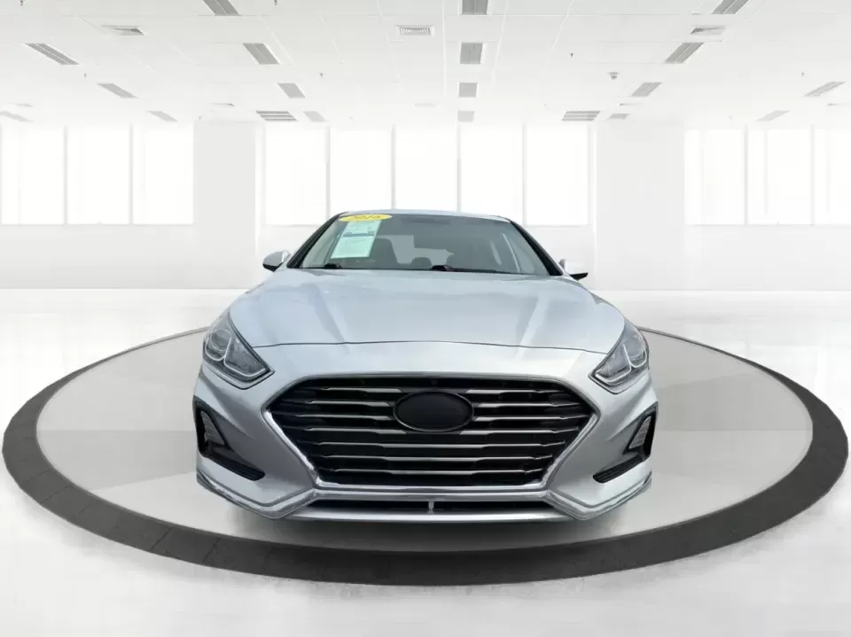 2018 Hyundai Sonata SE (5NPE24AF2JH) with an 2.4L I-4 gasoline direct injection engine, 7A transmission, located at 1230 East Main St, Xenia, OH, 45385, (937) 908-9800, 39.688026, -83.910172 - Need a dependable sedan for the daily commute from Xenia to Beavercreek, Wright-Patterson, or Downtown Dayton-without giving up comfort for weekend plans? This 2018 Hyundai Sonata SE in Symphony Silver is a practical, road-trip-ready midsize sedan that fits real life: school drop-offs, long work dri - Photo#7