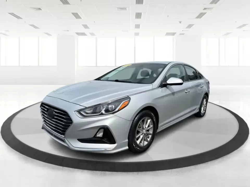 2018 Hyundai Sonata SE (5NPE24AF2JH) with an 2.4L I-4 gasoline direct injection engine, 7A transmission, located at 1230 East Main St, Xenia, OH, 45385, (937) 908-9800, 39.688026, -83.910172 - Need a dependable sedan for the daily commute from Xenia to Beavercreek, Wright-Patterson, or Downtown Dayton-without giving up comfort for weekend plans? This 2018 Hyundai Sonata SE in Symphony Silver is a practical, road-trip-ready midsize sedan that fits real life: school drop-offs, long work dri - Photo#8