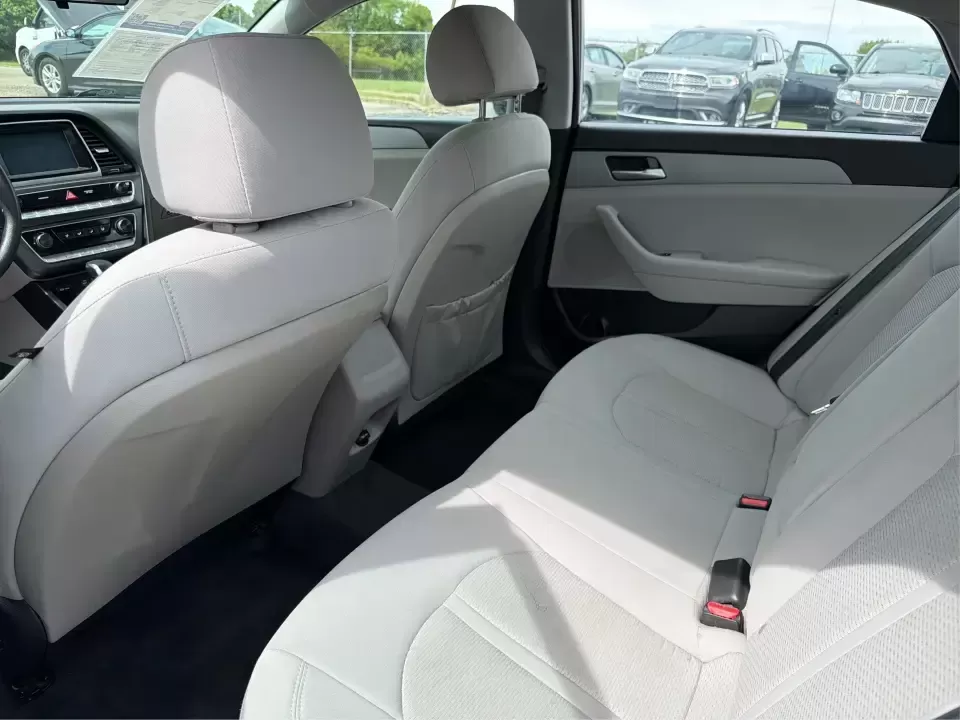 2018 Hyundai Sonata SE (5NPE24AF2JH) with an 2.4L I-4 gasoline direct injection engine, 7A transmission, located at 1230 East Main St, Xenia, OH, 45385, (937) 908-9800, 39.688026, -83.910172 - Need a dependable sedan for the daily commute from Xenia to Beavercreek, Wright-Patterson, or Downtown Dayton-without giving up comfort for weekend plans? This 2018 Hyundai Sonata SE in Symphony Silver is a practical, road-trip-ready midsize sedan that fits real life: school drop-offs, long work dri - Photo#10