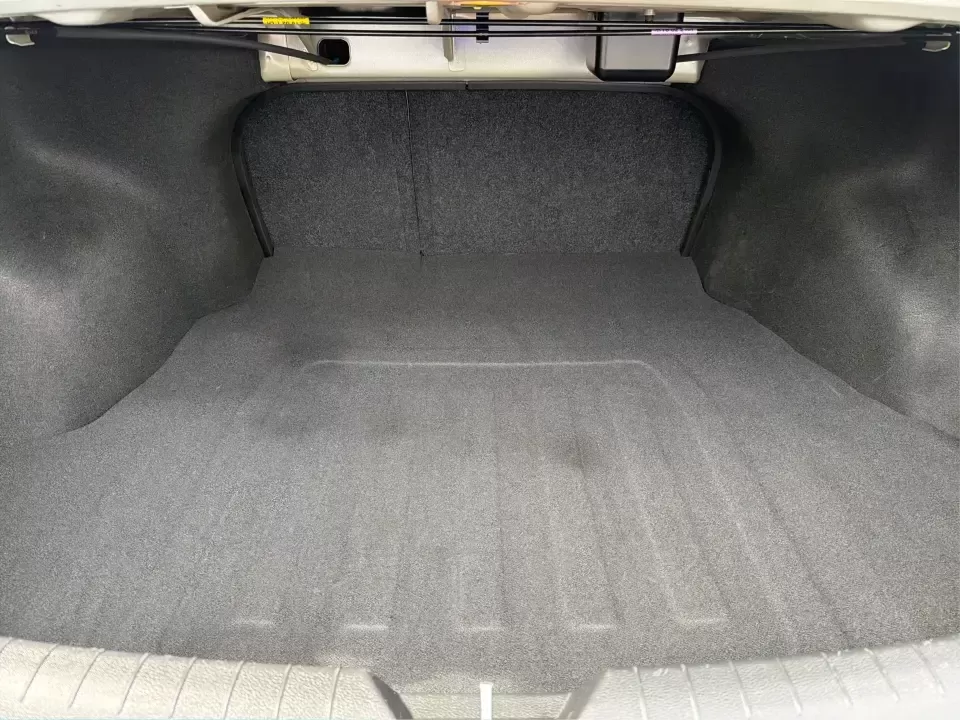 2018 Hyundai Sonata SE (5NPE24AF2JH) with an 2.4L I-4 gasoline direct injection engine, 7A transmission, located at 1230 East Main St, Xenia, OH, 45385, (937) 908-9800, 39.688026, -83.910172 - Need a dependable sedan for the daily commute from Xenia to Beavercreek, Wright-Patterson, or Downtown Dayton-without giving up comfort for weekend plans? This 2018 Hyundai Sonata SE in Symphony Silver is a practical, road-trip-ready midsize sedan that fits real life: school drop-offs, long work dri - Photo#12