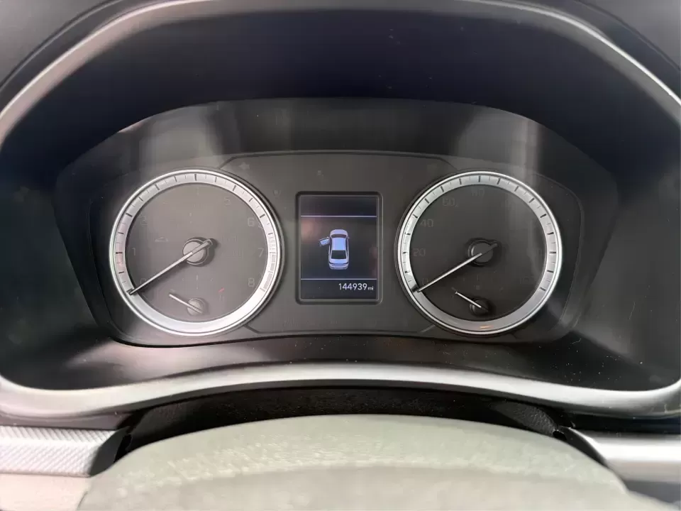 2018 Hyundai Sonata SE (5NPE24AF2JH) with an 2.4L I-4 gasoline direct injection engine, 7A transmission, located at 1230 East Main St, Xenia, OH, 45385, (937) 908-9800, 39.688026, -83.910172 - Need a dependable sedan for the daily commute from Xenia to Beavercreek, Wright-Patterson, or Downtown Dayton-without giving up comfort for weekend plans? This 2018 Hyundai Sonata SE in Symphony Silver is a practical, road-trip-ready midsize sedan that fits real life: school drop-offs, long work dri - Photo#15