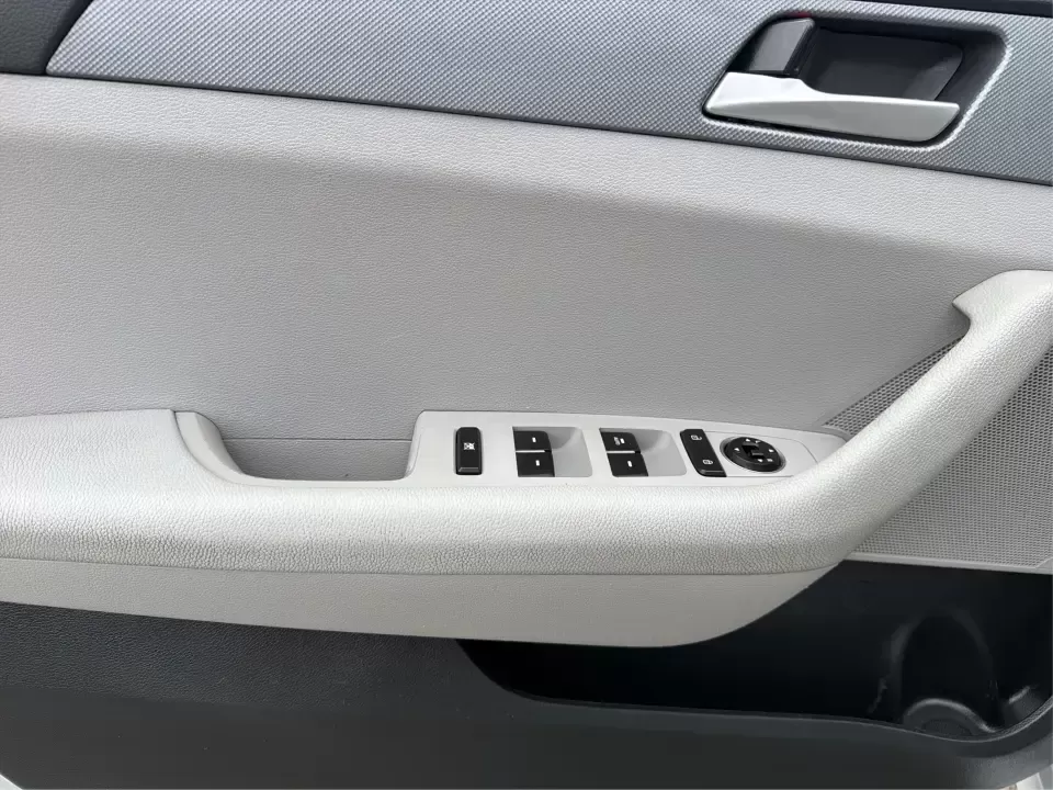 2018 Hyundai Sonata SE (5NPE24AF2JH) with an 2.4L I-4 gasoline direct injection engine, 7A transmission, located at 1230 East Main St, Xenia, OH, 45385, (937) 908-9800, 39.688026, -83.910172 - Need a dependable sedan for the daily commute from Xenia to Beavercreek, Wright-Patterson, or Downtown Dayton-without giving up comfort for weekend plans? This 2018 Hyundai Sonata SE in Symphony Silver is a practical, road-trip-ready midsize sedan that fits real life: school drop-offs, long work dri - Photo#17