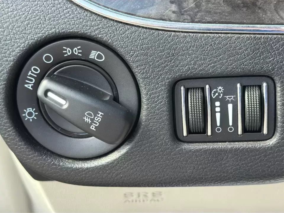 2015 Chrysler Town and Country Touring (2C4RC1BG1FR) with an 3.6L V-6 DOHC engine, 6-Speed Automatic transmission, located at 1951 S Dayton Lakeview Rd., New Carlisle, OH, 45344, (937) 908-9800, 39.890999, -84.050255 - Load up the kids, the snacks, and the luggage-this 2015 Chrysler Town and Country Touring is built for real life in New Carlisle, whether you're running daily school drop-offs, commuting toward Dayton, or packing up for a weekend road trip. Finished in eye-catching True Blue Pearlcoat, this family - Photo#17