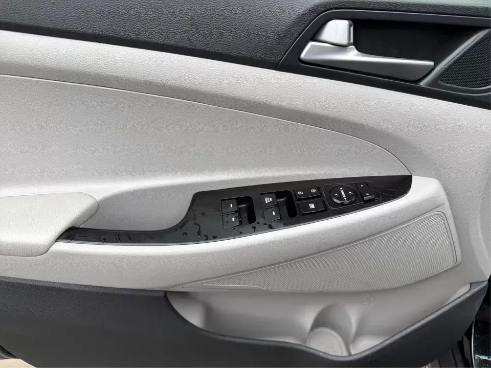 2018 Hyundai Tucson SE (KM8J2CA41JU) with an Nu 2L I-4 gasoline direct injection engine, 6A transmission, located at 4508 South Dixie Dr, Moraine, OH, 45439, (937) 908-9800, 39.689976, -84.218452 - Pack up the kids for a day at Carillon Historical Park, load camping gear for a weekend at Germantown MetroPark, or settle into a comfortable long commute down I-75-this 2018 Hyundai Tucson SE is the kind of compact SUV that fits real life in the Miami Valley. With its versatile SUV body style, conf - Photo#17
