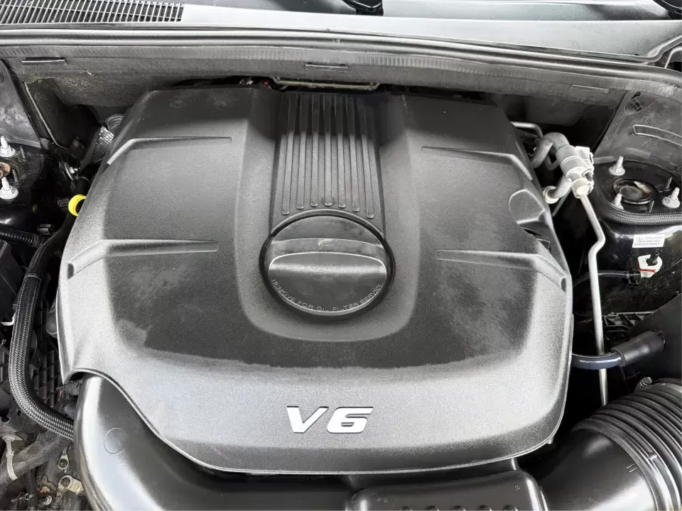 2015 Jeep Grand Cherokee Limited (1C4RJEBG4FC) with an 3.6L V6 DOHC 24V engine, 8-Speed Automatic transmission, located at 1230 East Main St, Xenia, OH, 45385, (937) 908-9800, 39.688026, -83.910172 - Picture your next weekend: loading up the family for a day at Carillon Historical Park, cruising down I675 with the A/C keeping everyone comfortable, then heading out toward Eastwood MetroPark with plenty of cargo space for chairs, coolers, and gear. This 2015 Jeep Grand Cherokee Limited is the kind - Photo#11