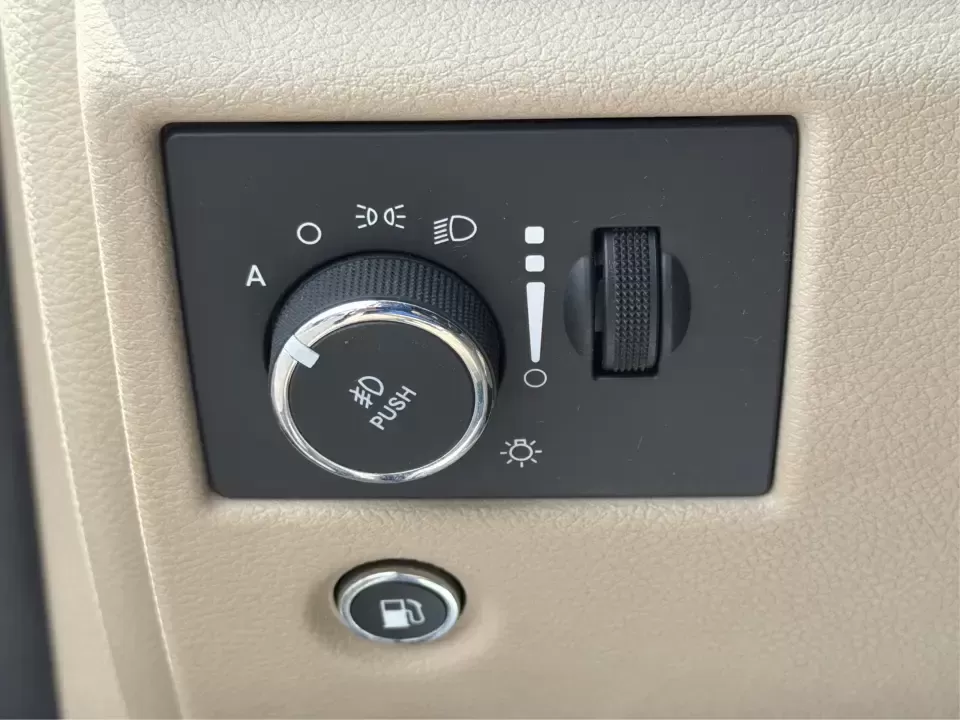 2015 Jeep Grand Cherokee Limited (1C4RJEBG4FC) with an 3.6L V6 DOHC 24V engine, 8-Speed Automatic transmission, located at 1230 East Main St, Xenia, OH, 45385, (937) 908-9800, 39.688026, -83.910172 - Picture your next weekend: loading up the family for a day at Carillon Historical Park, cruising down I675 with the A/C keeping everyone comfortable, then heading out toward Eastwood MetroPark with plenty of cargo space for chairs, coolers, and gear. This 2015 Jeep Grand Cherokee Limited is the kind - Photo#17