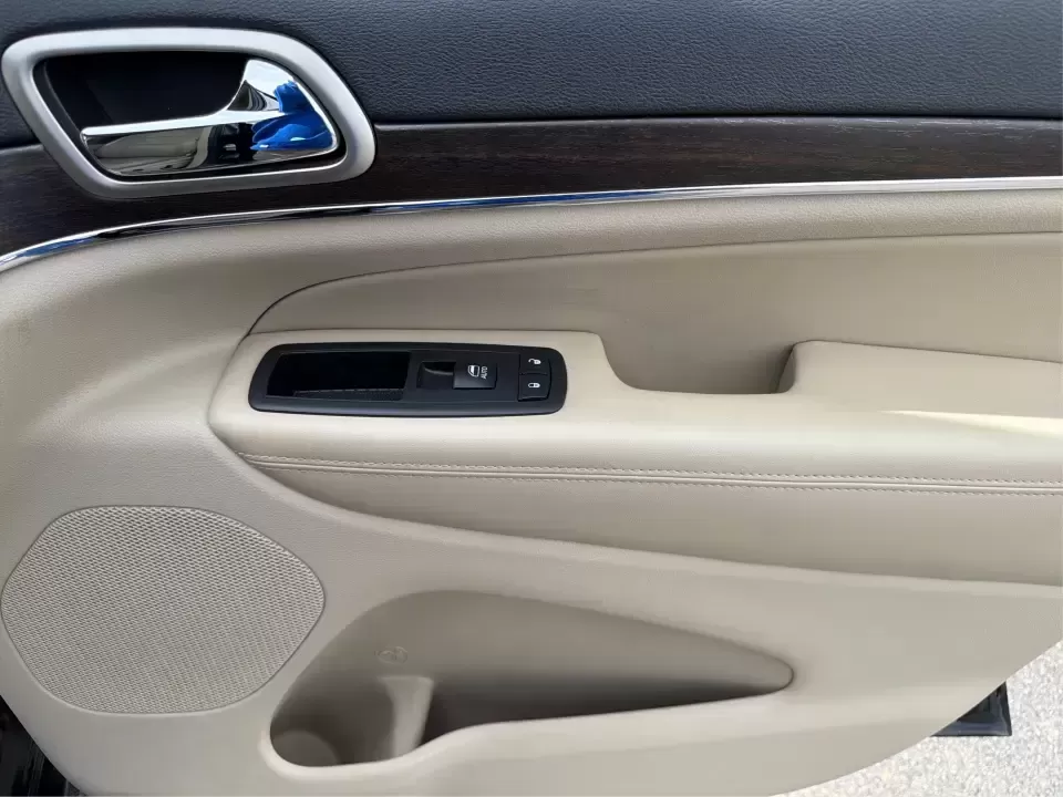 2015 Jeep Grand Cherokee Limited (1C4RJEBG4FC) with an 3.6L V6 DOHC 24V engine, 8-Speed Automatic transmission, located at 1230 East Main St, Xenia, OH, 45385, (937) 908-9800, 39.688026, -83.910172 - Picture your next weekend: loading up the family for a day at Carillon Historical Park, cruising down I675 with the A/C keeping everyone comfortable, then heading out toward Eastwood MetroPark with plenty of cargo space for chairs, coolers, and gear. This 2015 Jeep Grand Cherokee Limited is the kind - Photo#20