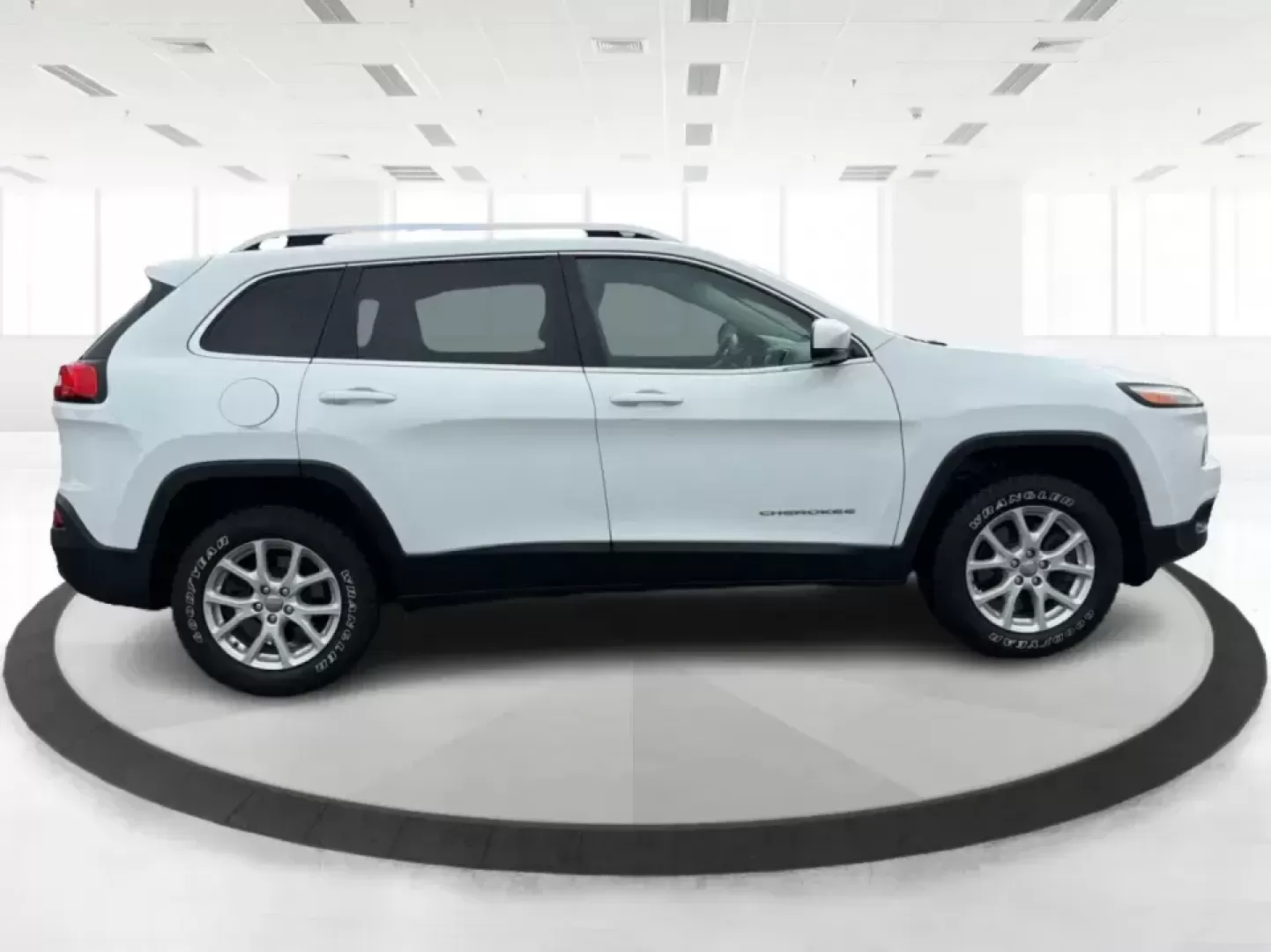 2017 Jeep Cherokee Latitude 4x4 (1C4PJMCS5HW) with an 3.2L V6 DOHC 24V engine, 9A transmission, located at 1184 Kauffman Ave, Fairborn, OH, 45324, (937) 908-9800, 39.807072, -84.030914 - Weekend getaways to John Bryan State Park, snowy commutes to Wright-Patterson AFB, or everyday school-and-grocery runs around Fairborn-this 2017 Jeep Cherokee Latitude 4x4 is built for the kind of life that doesn't stop when the weather changes. With confident 4x4 capability, a comfortable cabin, an - Photo#1
