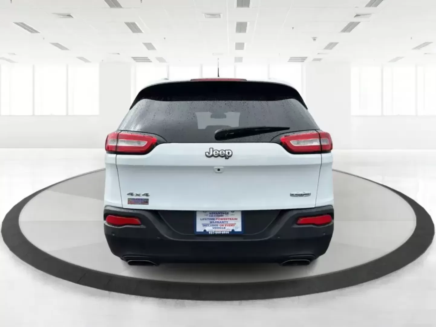 2017 Jeep Cherokee Latitude 4x4 (1C4PJMCS5HW) with an 3.2L V6 DOHC 24V engine, 9A transmission, located at 1184 Kauffman Ave, Fairborn, OH, 45324, (937) 908-9800, 39.807072, -84.030914 - Weekend getaways to John Bryan State Park, snowy commutes to Wright-Patterson AFB, or everyday school-and-grocery runs around Fairborn-this 2017 Jeep Cherokee Latitude 4x4 is built for the kind of life that doesn't stop when the weather changes. With confident 4x4 capability, a comfortable cabin, an - Photo#3