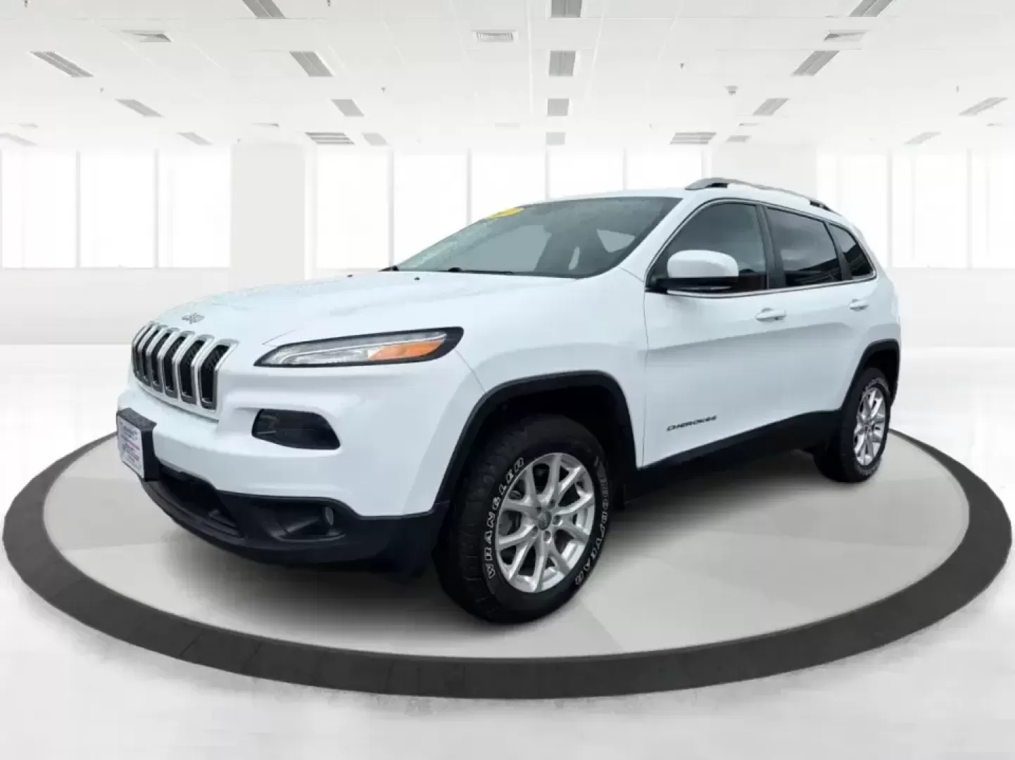 2017 Jeep Cherokee Latitude 4x4 (1C4PJMCS5HW) with an 3.2L V6 DOHC 24V engine, 9A transmission, located at 1184 Kauffman Ave, Fairborn, OH, 45324, (937) 908-9800, 39.807072, -84.030914 - Weekend getaways to John Bryan State Park, snowy commutes to Wright-Patterson AFB, or everyday school-and-grocery runs around Fairborn-this 2017 Jeep Cherokee Latitude 4x4 is built for the kind of life that doesn't stop when the weather changes. With confident 4x4 capability, a comfortable cabin, an - Photo#8