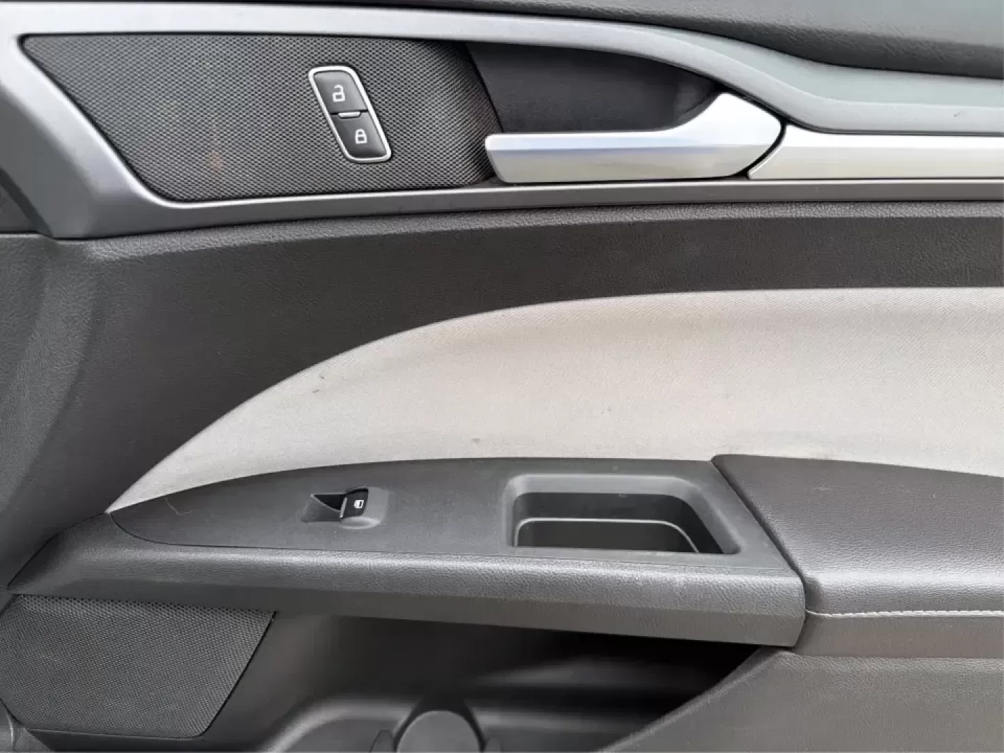 2014 Ford Fusion S (3FA6P0G78ER) with an Duratec 2.5L I-4 DOHC engine, located at 1230 East Main St, Xenia, OH, 45385, (937) 908-9800, 39.688026, -83.910172 - Are you on the hunt for a reliable sedan that fits seamlessly into your everyday life? Look no further than this stunning 2014 Ford Fusion S, available now at Advantage Car and Credit in Fairborn, OH. This vehicle is the perfect choice for budget-conscious buyers or families needing a dependable rid - Photo#19
